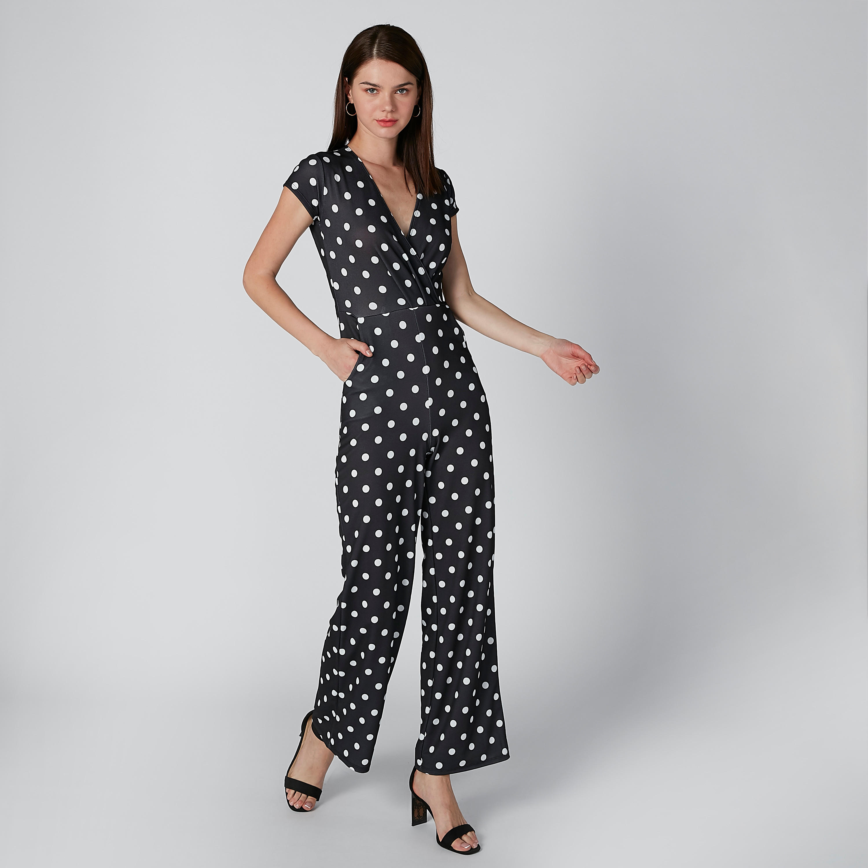 أفرول بأكمام كاب وجيوب وطبعات منقّطة-women-clothing-jumpsuits-image-1
