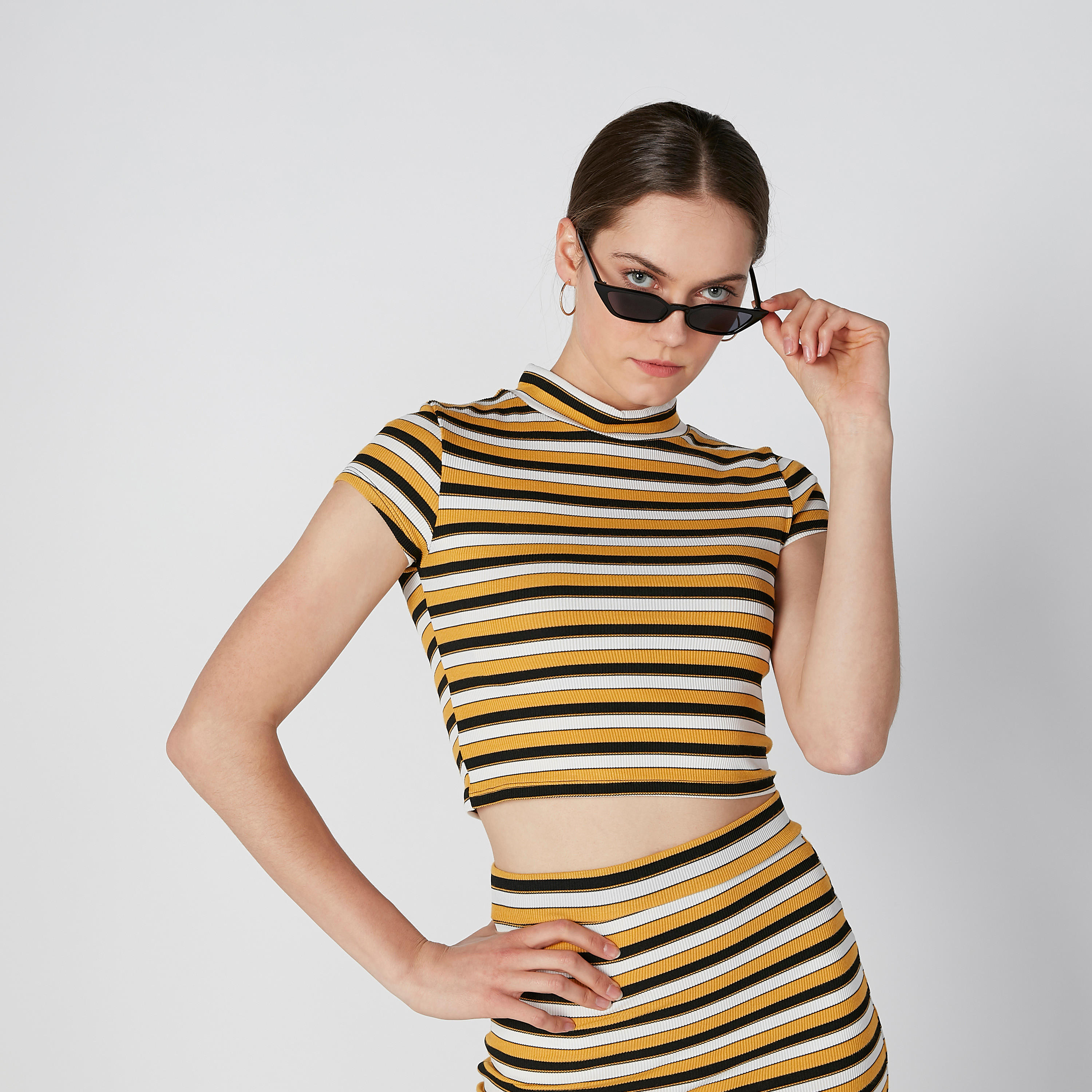 بلوزة قصيرة مقلّمة بياقة عالية وأكمام كاب-women-clothing-tshirts-image-1