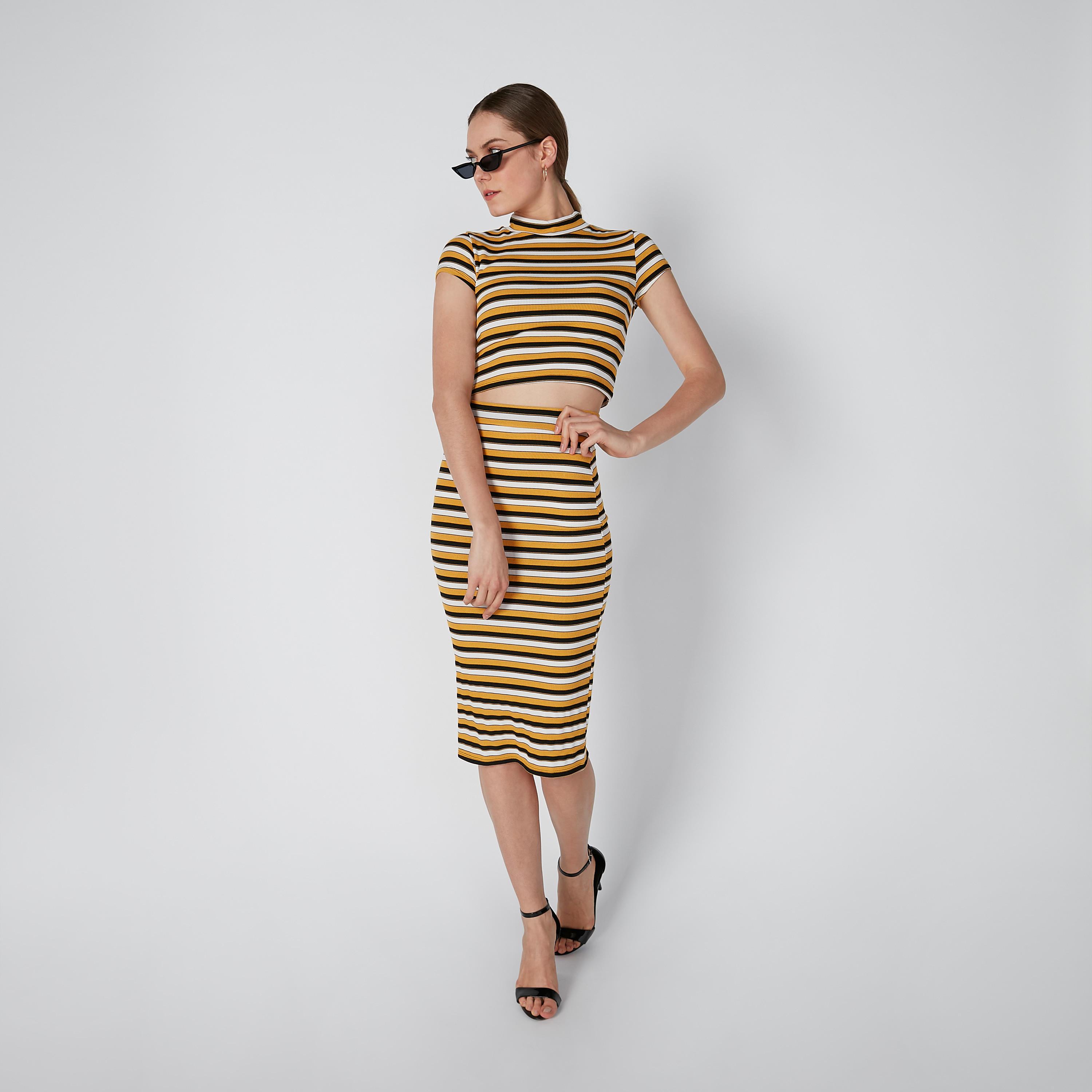 بلوزة قصيرة مقلّمة بياقة عالية وأكمام كاب-women-clothing-tshirts-image-2