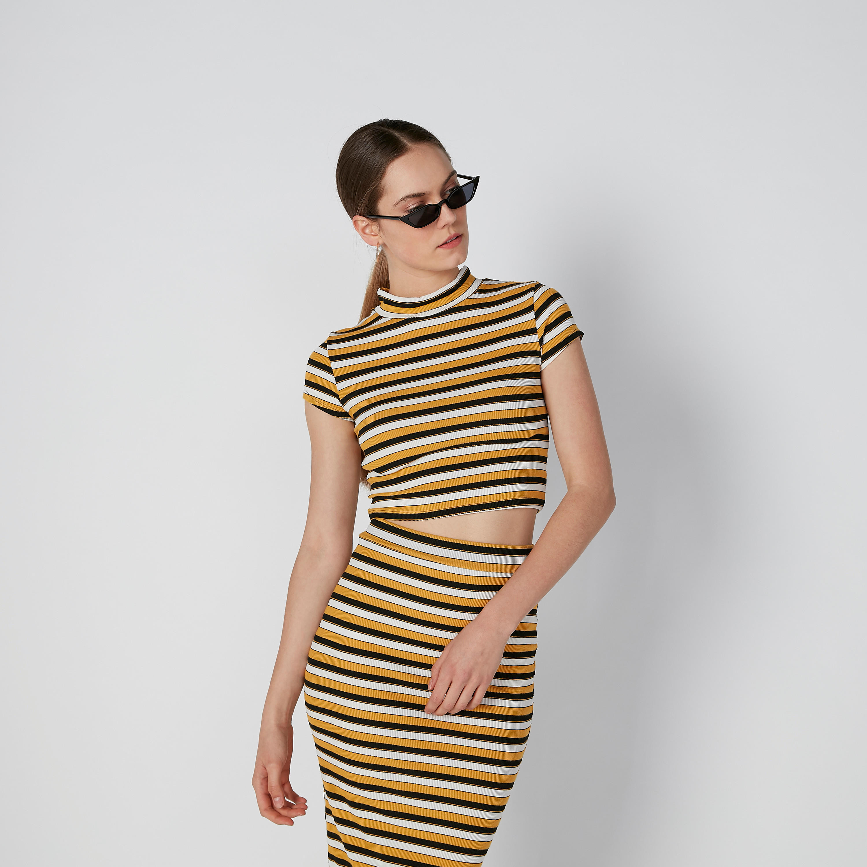 بلوزة قصيرة مقلّمة بياقة عالية وأكمام كاب-women-clothing-tshirts-image-4