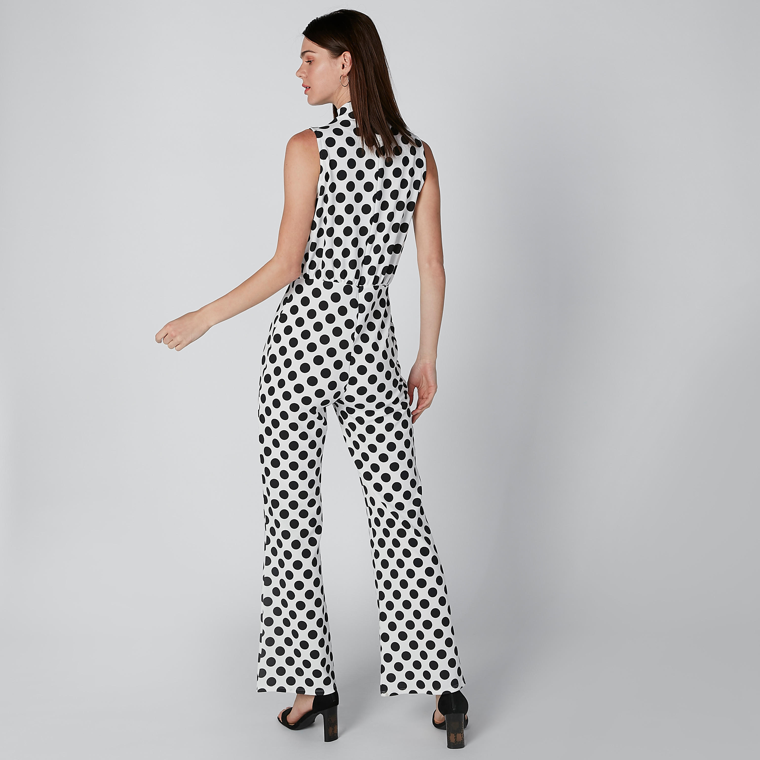 أفرول دون أكمام بياقة عالية وطبعات منقّطة-women-clothing-jumpsuits-image-2