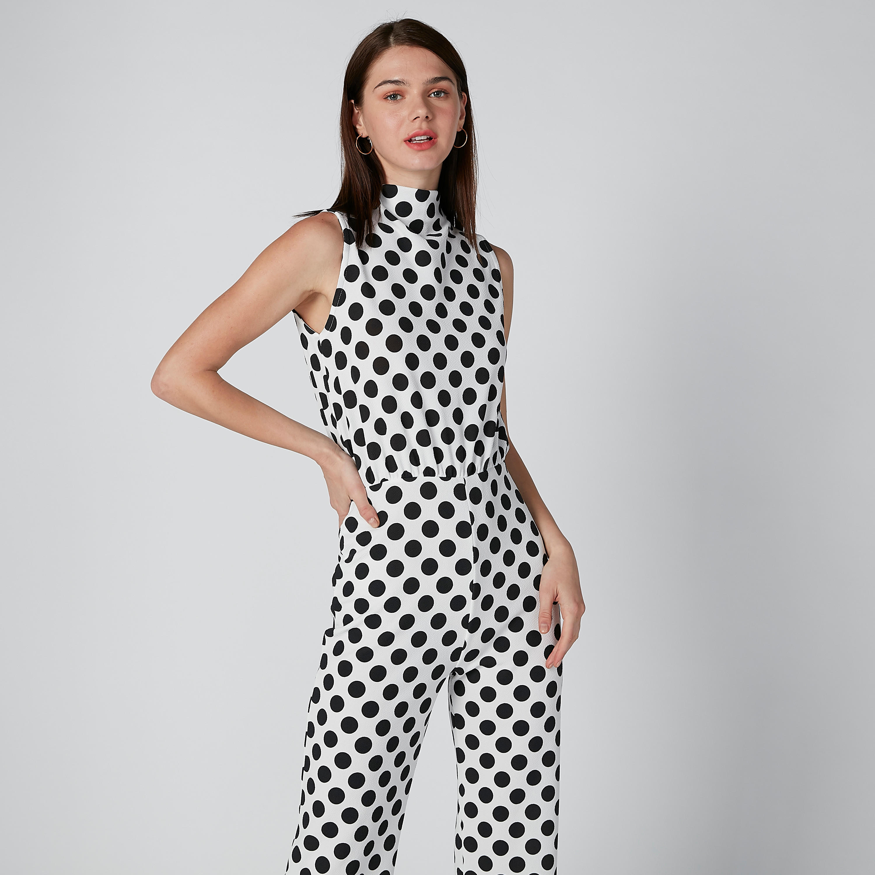أفرول دون أكمام بياقة عالية وطبعات منقّطة-women-clothing-jumpsuits-image-3