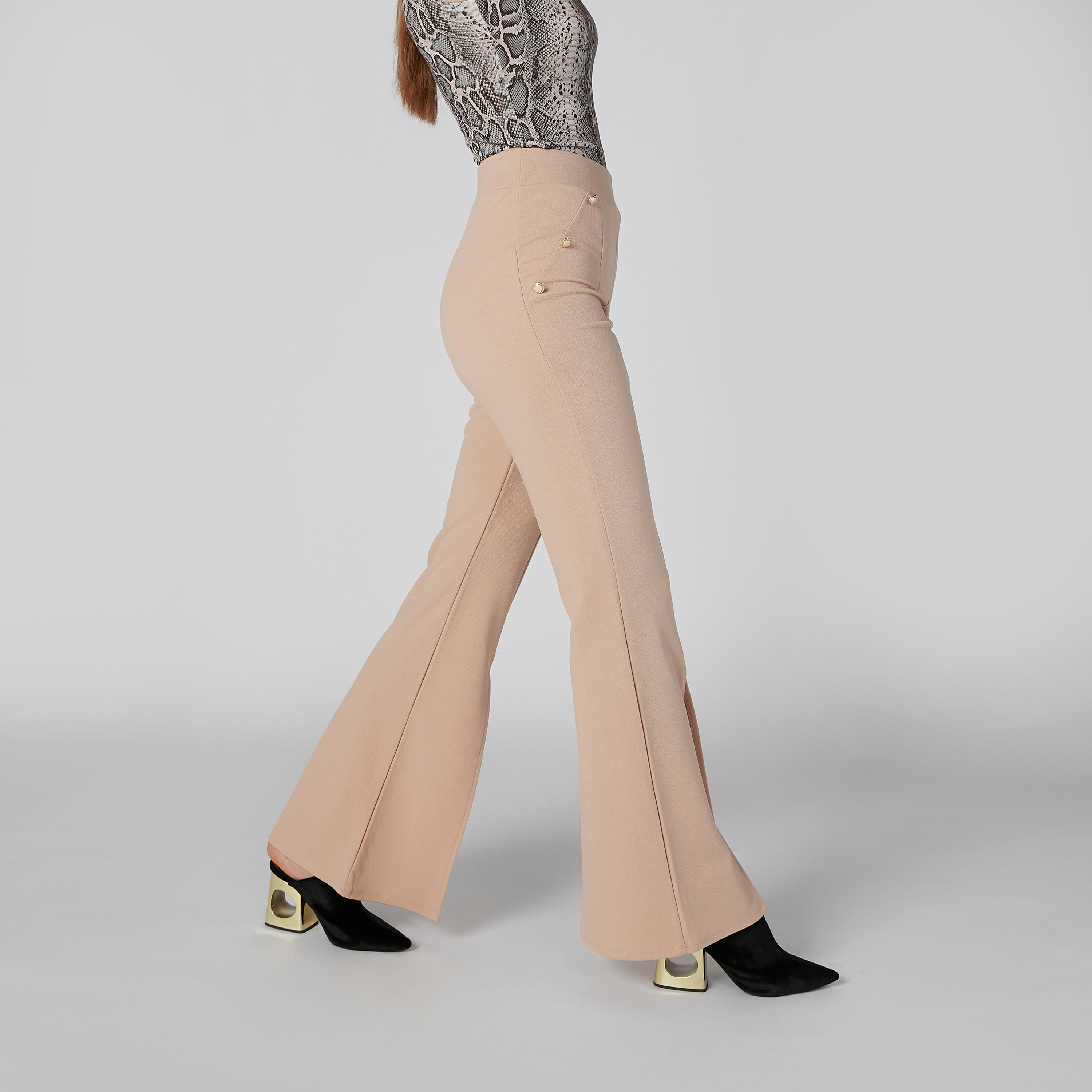 بنطلون مرن سادة بخصر مطاطي مع شق و زينة-women-clothing-bottoms-trousers-image-3