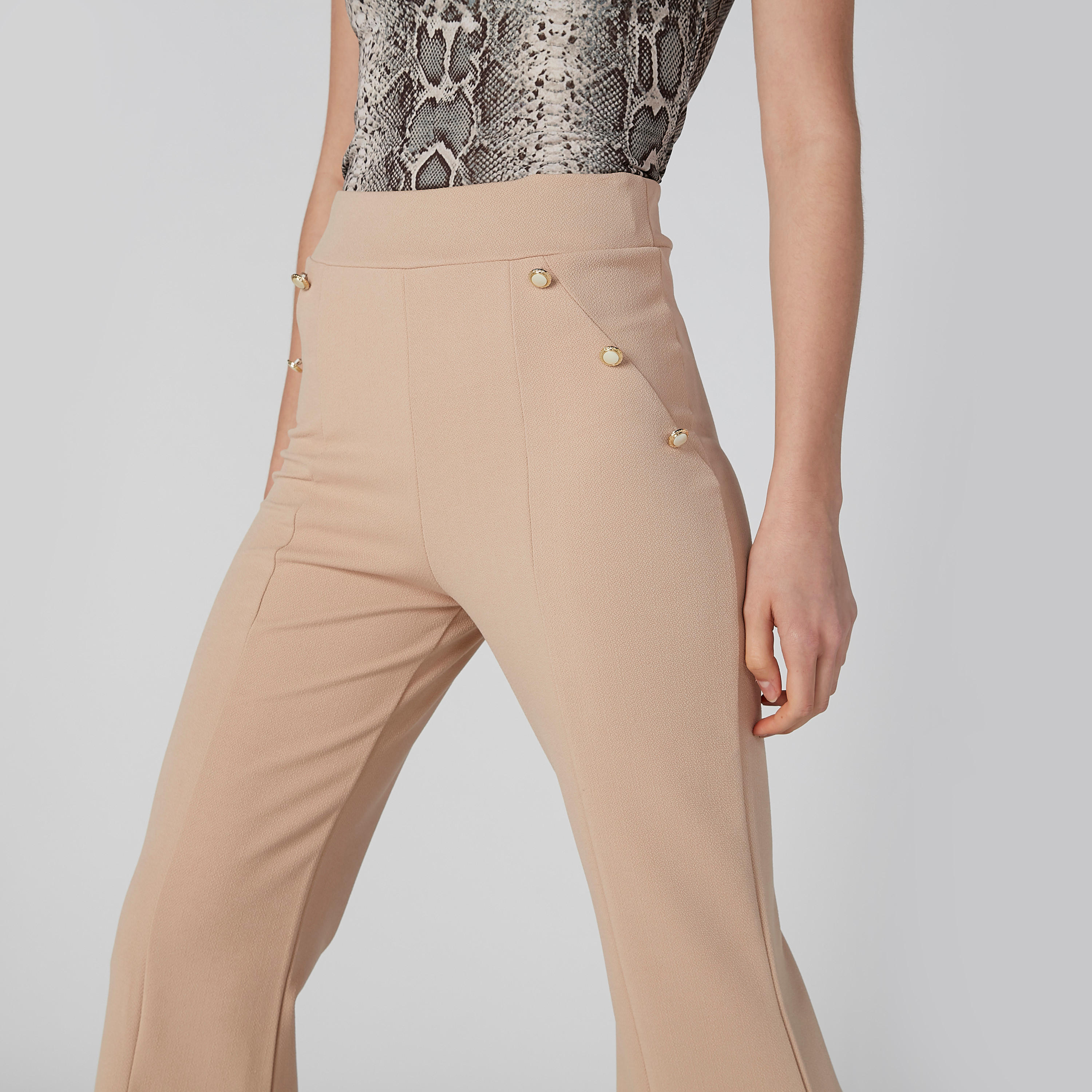 بنطلون مرن سادة بخصر مطاطي مع شق و زينة-women-clothing-bottoms-trousers-image-1