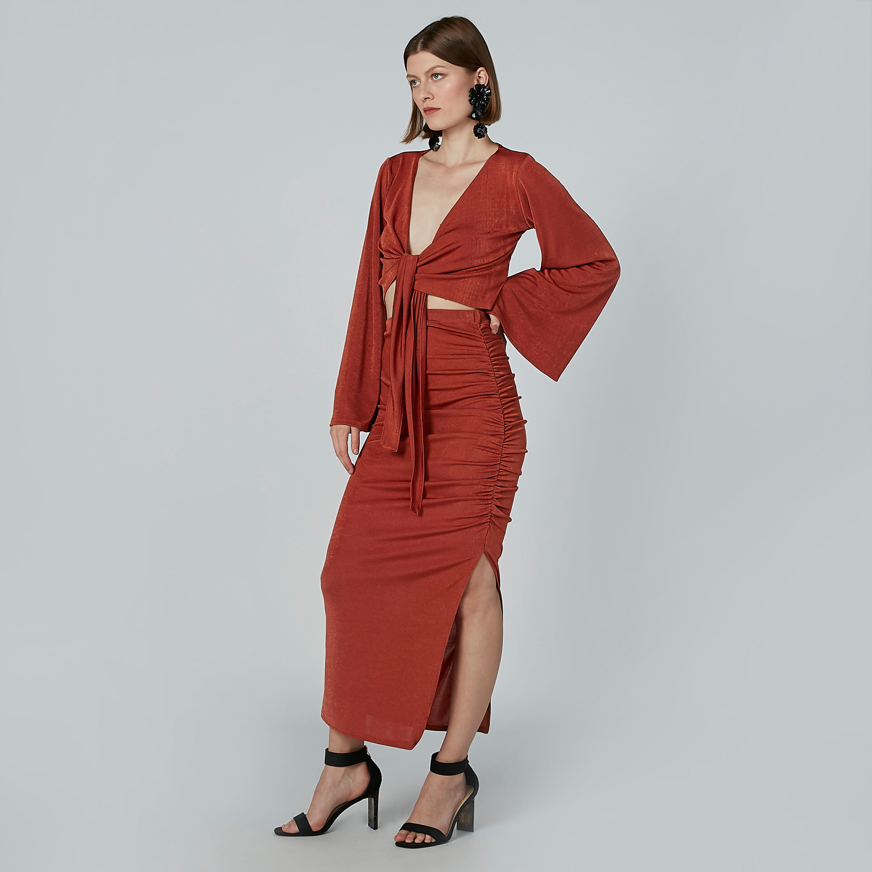 تنورة بارزة الملمس متوسطة الطول بقصّة ضيّقة وفتحة جانبية-women-clothing-bottoms-skirts-image-2