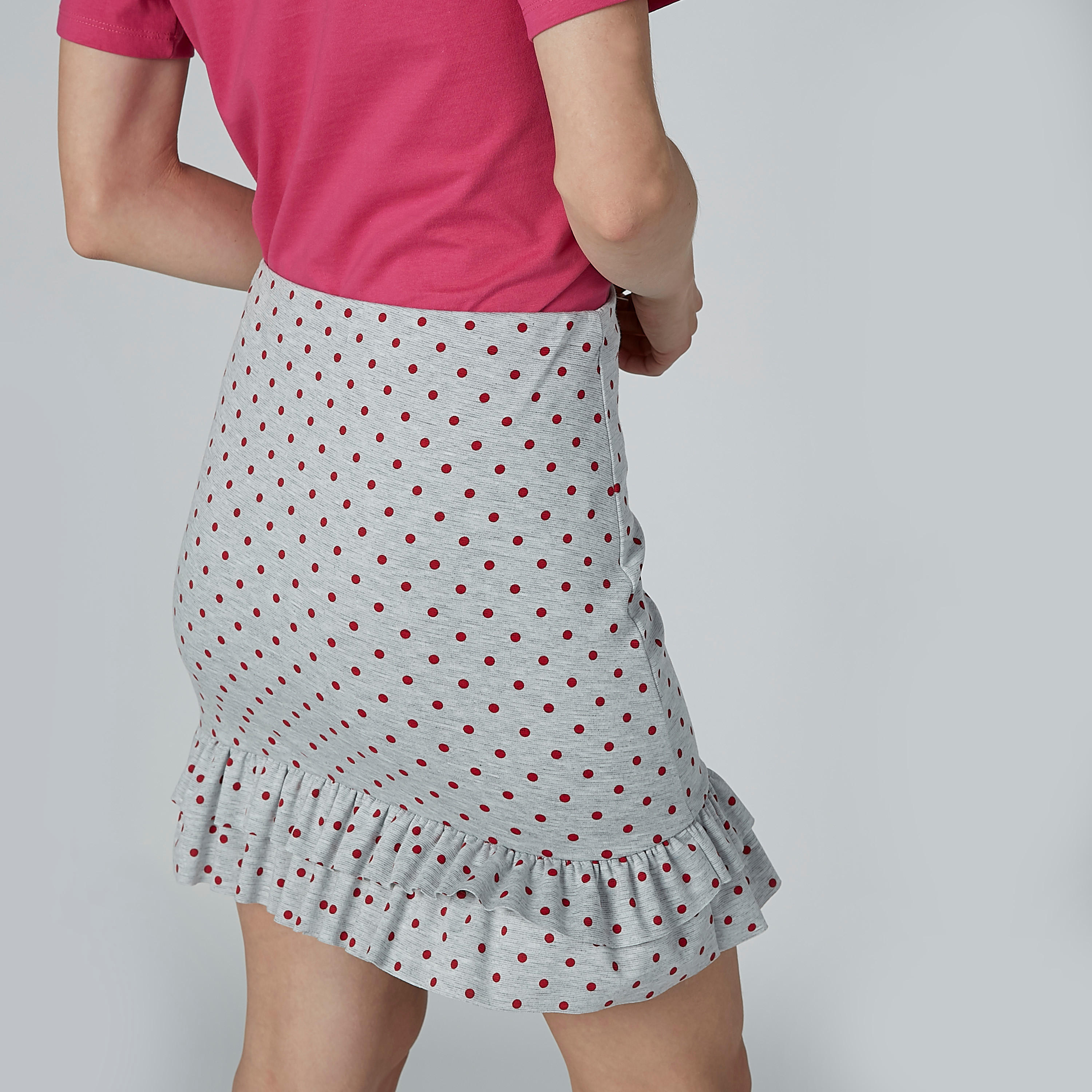 تنورة قصيرة بقصّة ضيّقة وتفاصيل كشكش وطبعات منقّطة-women-clothing-bottoms-skirts-image-4