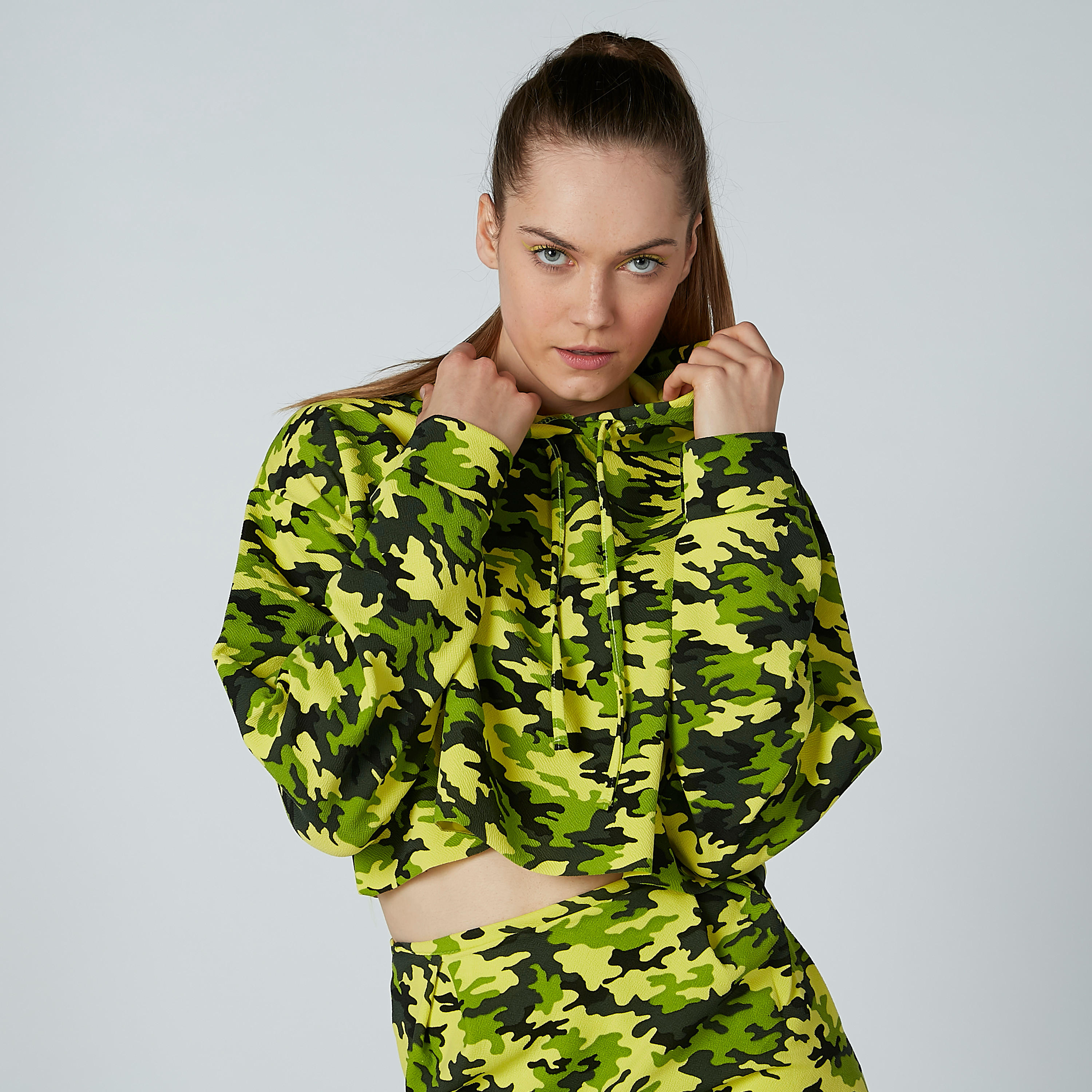 هودي قصيرة بأكمام طويلة ورباط وطبعات-women-winterwear-hoodiesandsweatshirts-hoodies-image-1