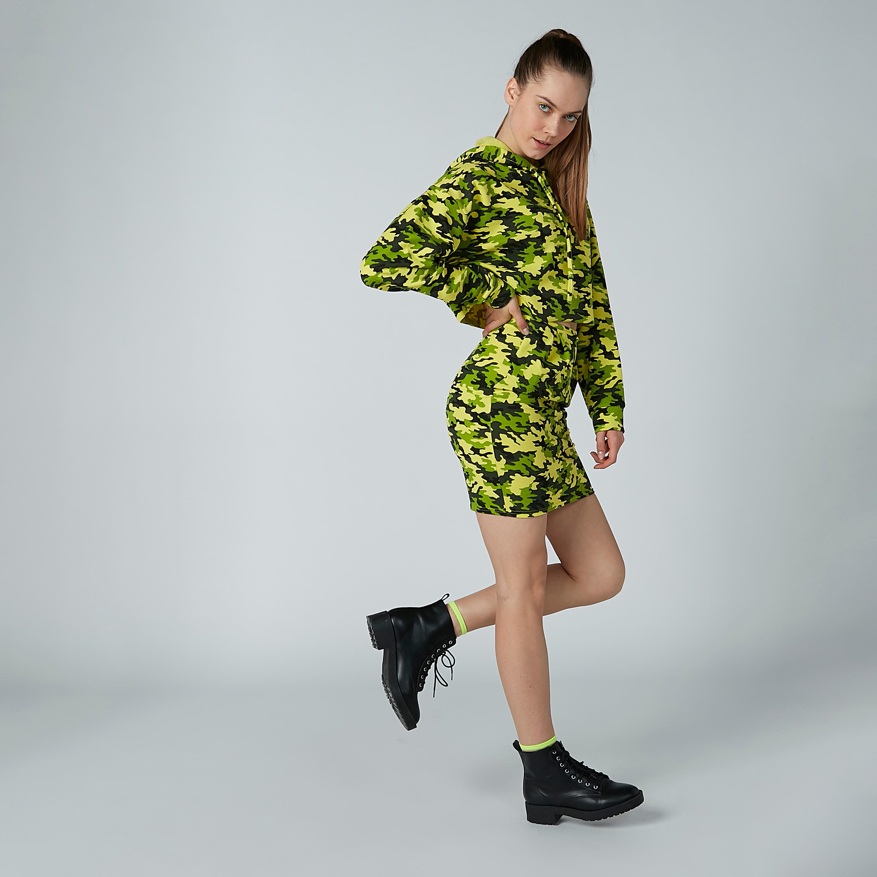 هودي قصيرة بأكمام طويلة ورباط وطبعات-women-winterwear-hoodiesandsweatshirts-hoodies-image-2
