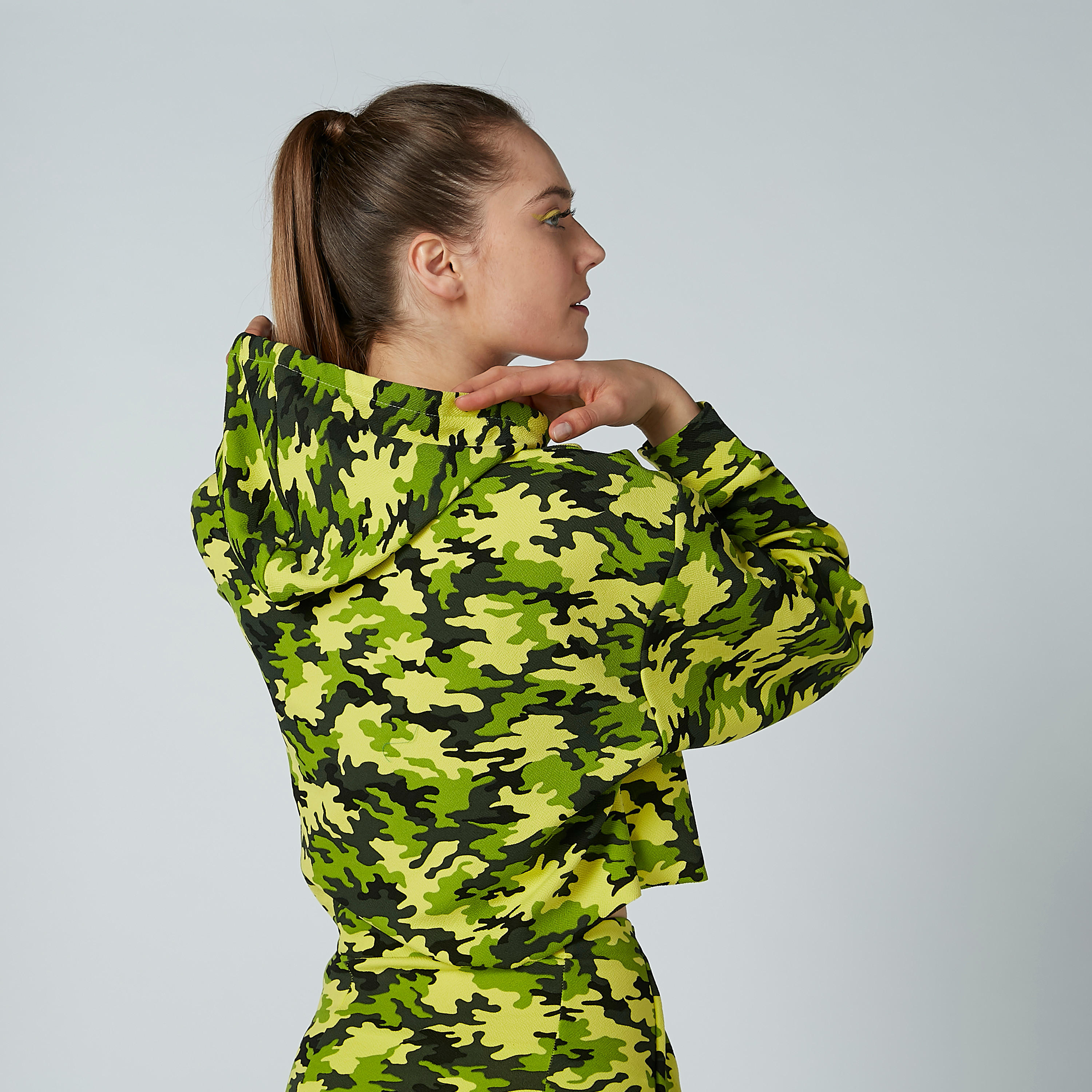 هودي قصيرة بأكمام طويلة ورباط وطبعات-women-winterwear-hoodiesandsweatshirts-hoodies-image-4