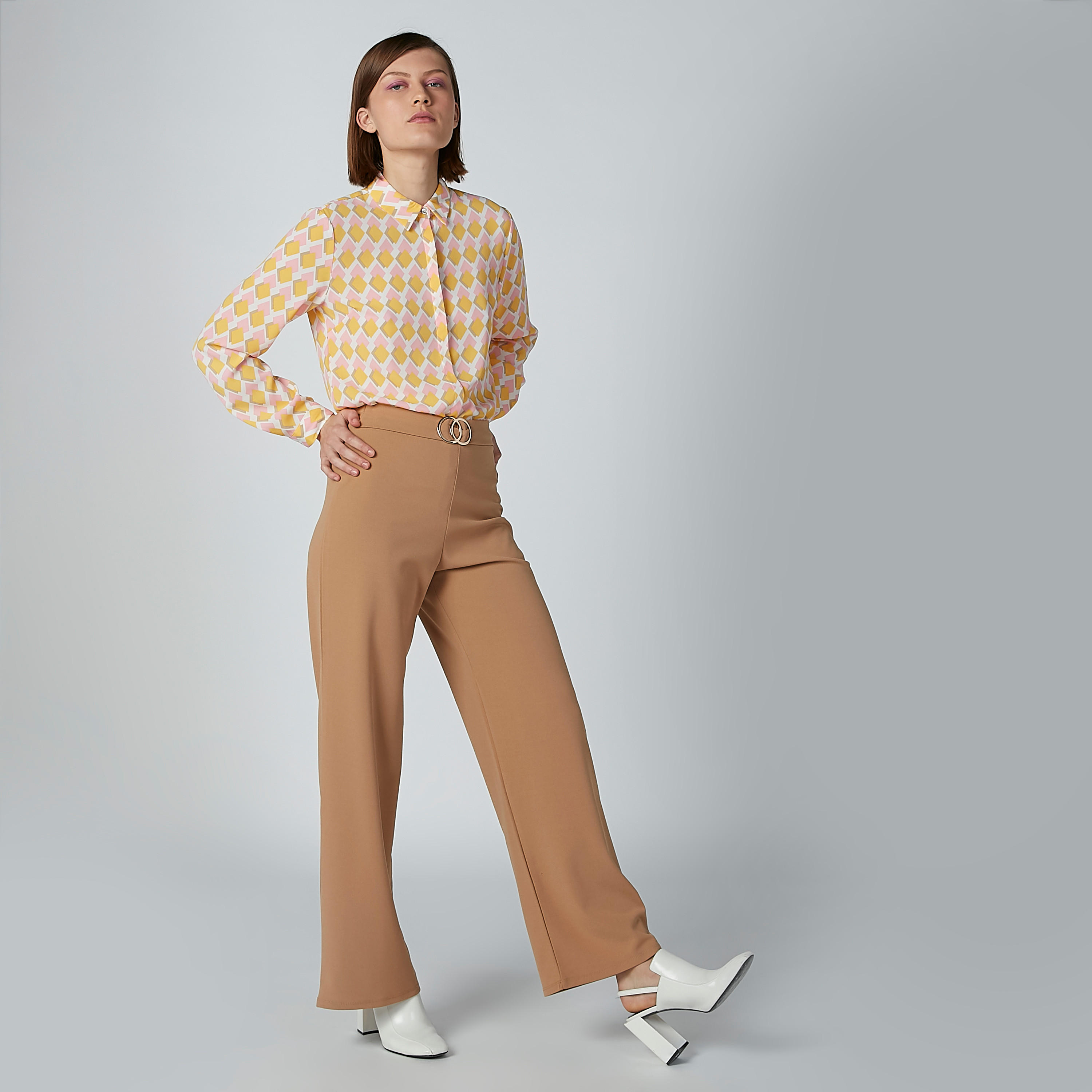 بنطال بالازو سادة بخصر متوسط الارتفاع وحلقة ميتاليك-women-clothing-bottoms-trousers-image-3