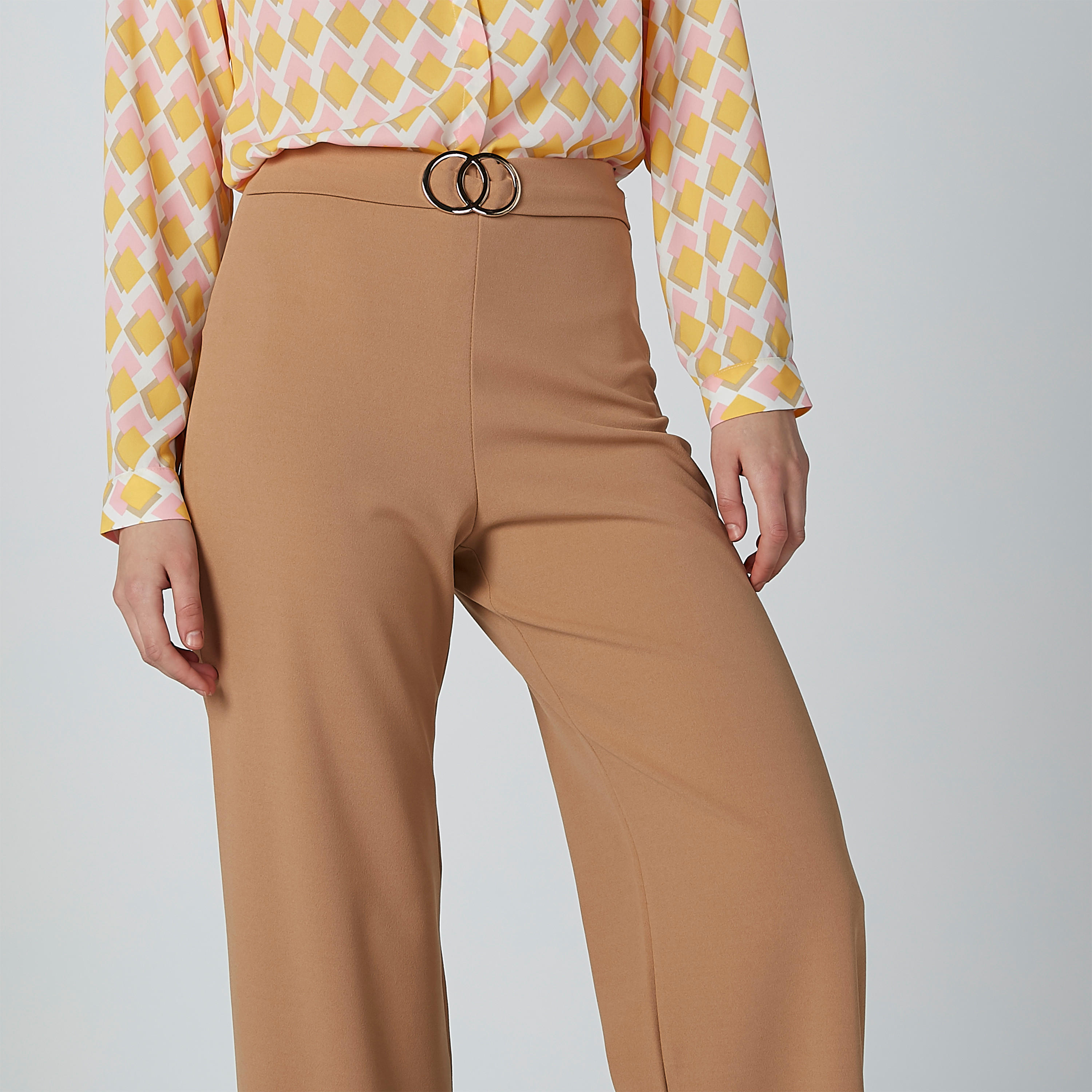 بنطال بالازو سادة بخصر متوسط الارتفاع وحلقة ميتاليك-women-clothing-bottoms-trousers-image-2