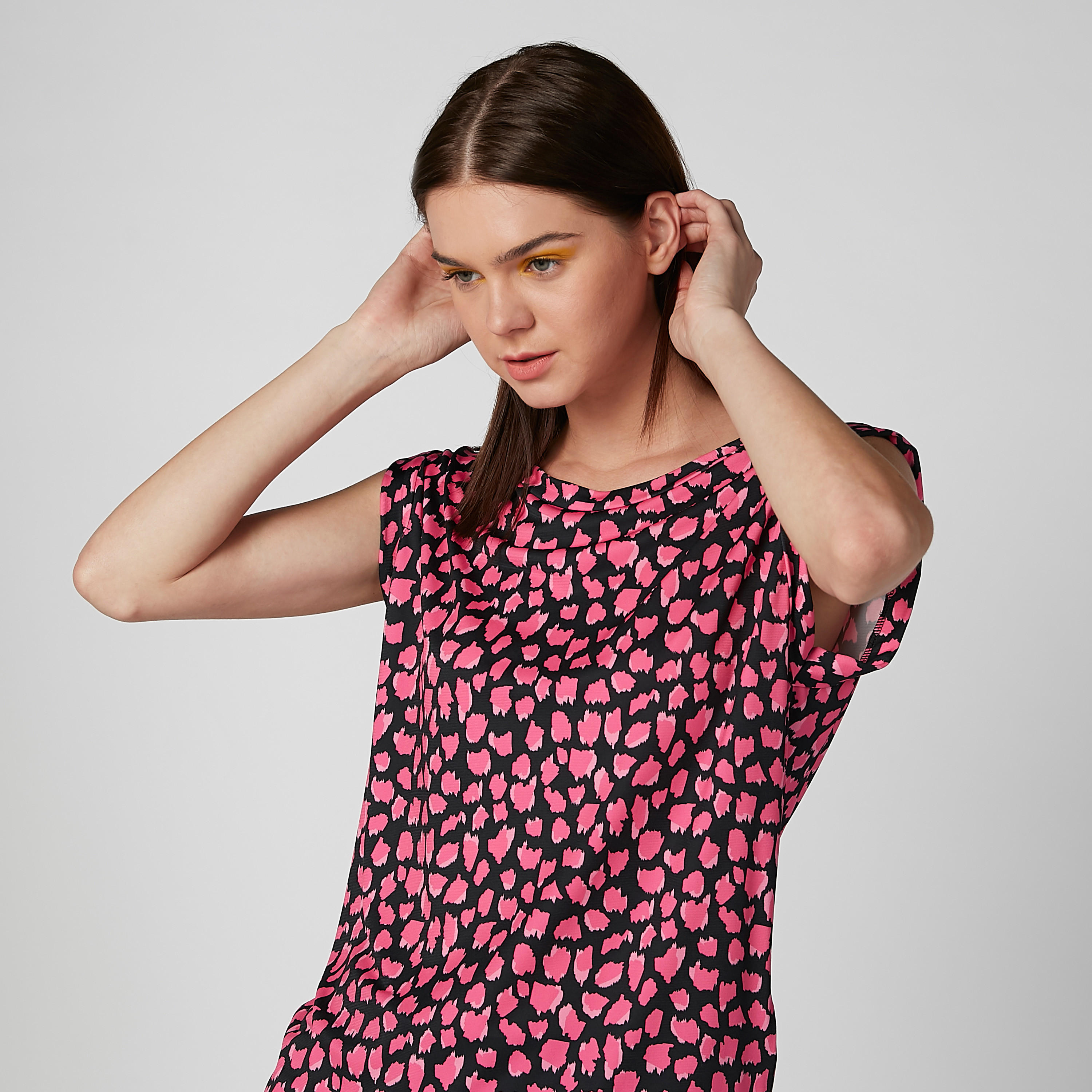 بلوزة بياقة مستديرة وأكمام كاب وطبعات-women-clothing-shirtsandblouses-blouses-image-3