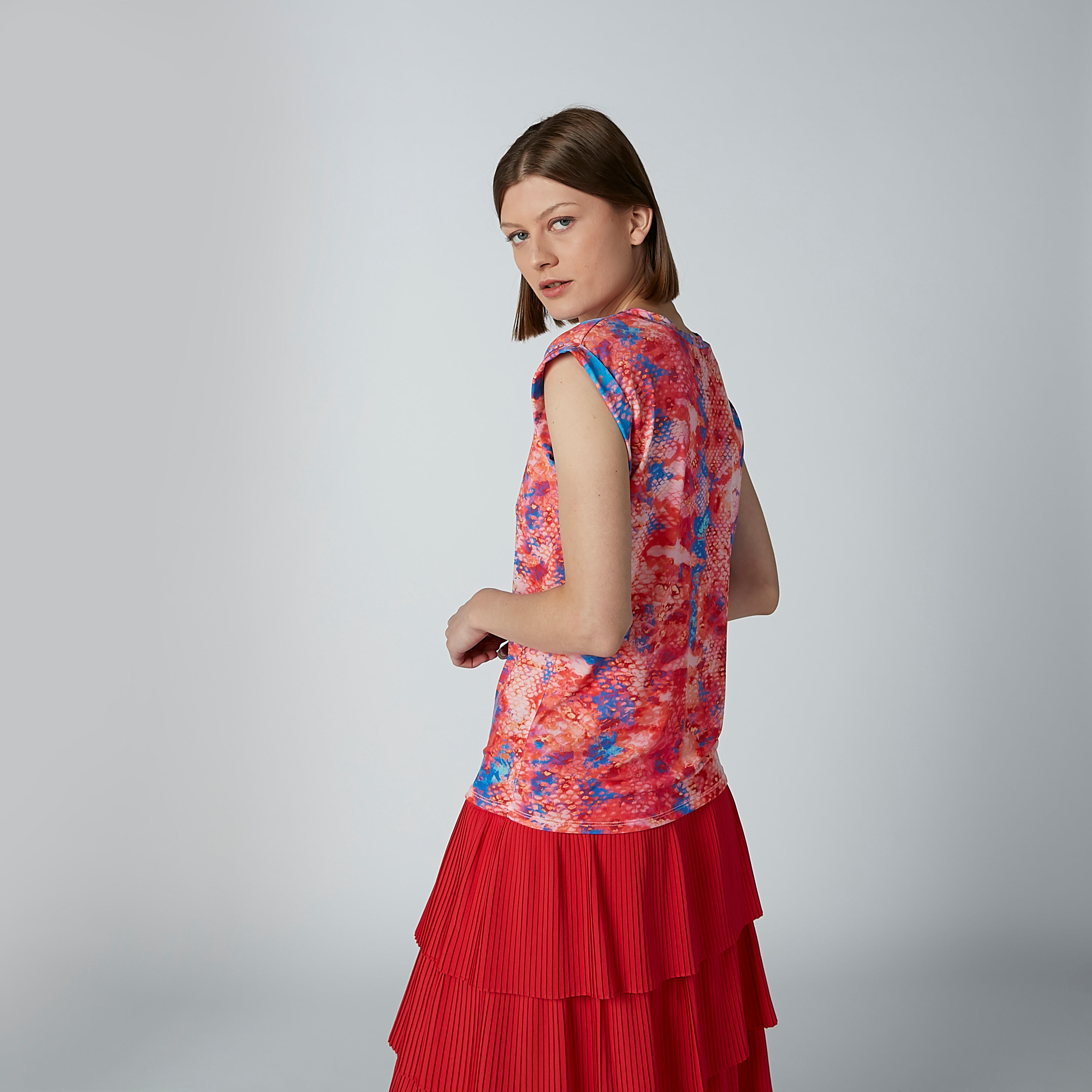 بلوزة بياقة مستديرة وأكمام كاب وطبعات-women-clothing-shirtsandblouses-blouses-image-3