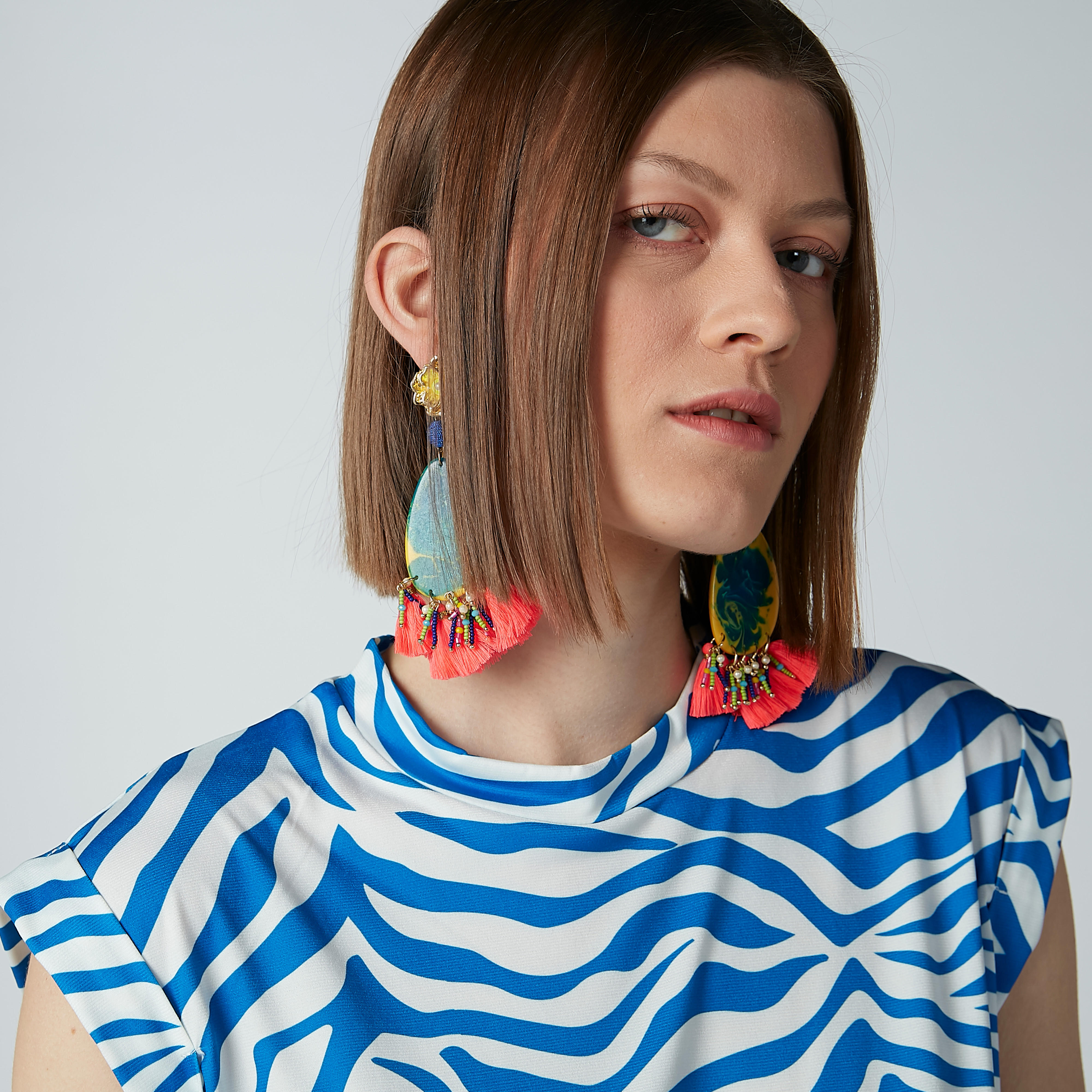 فستان قصير بياقة مستديرة وأكمام كاب متصلة وطبعات-women-clothing-dresses-image-2