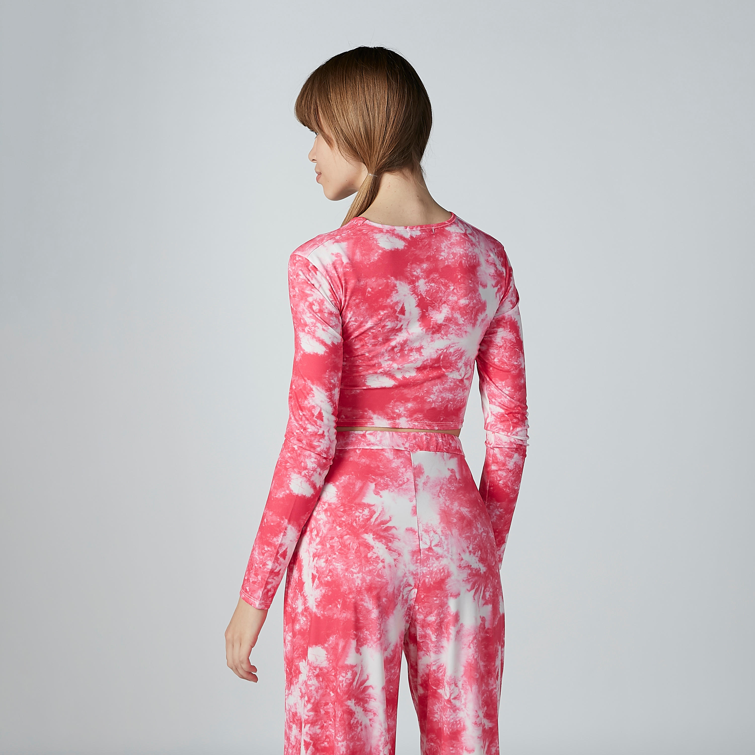 بلوزة قصيرة بياقة مستديرة وأكمام طويلة وطبعات-women-clothing-tshirts-image-4
