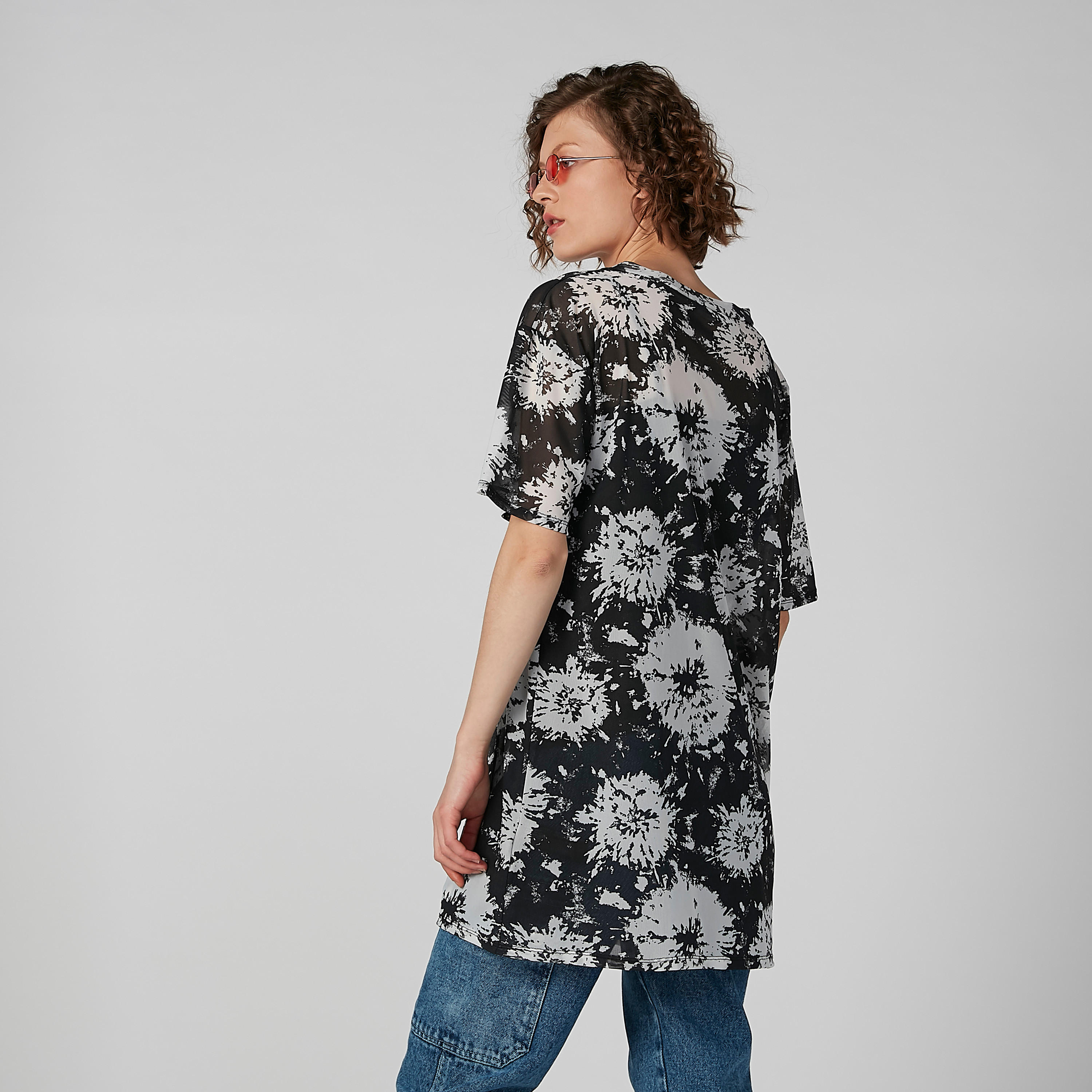بلوزة بياقة مستديرة وأكمام قصيرة وطبعات تجريدية-women-clothing-shirtsandblouses-blouses-image-4