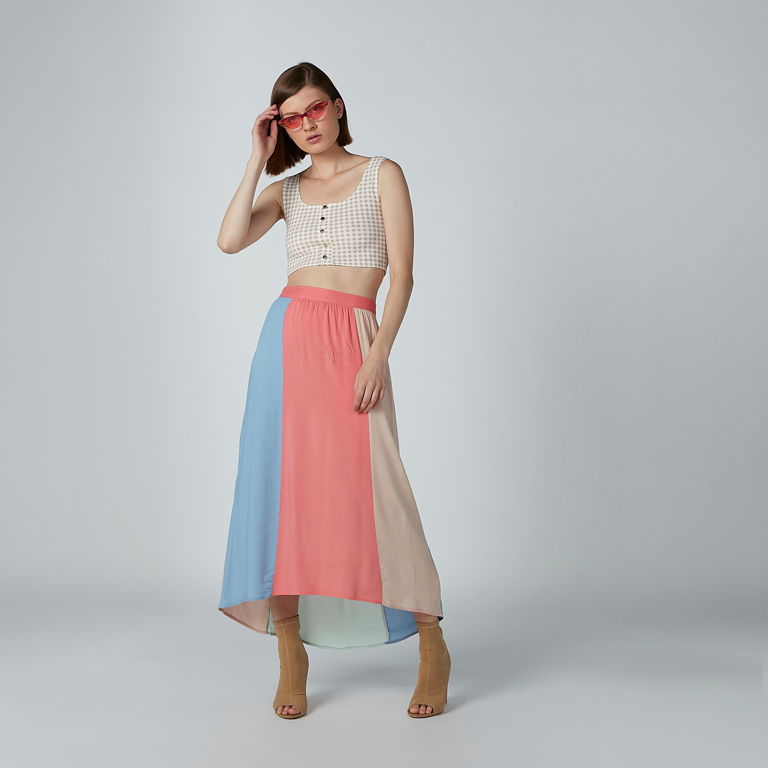 بلوزة كاروهات قصيرة دون أكمام بياقة عميقة وأزرار-women-clothing-shirtsandblouses-blouses-image-2