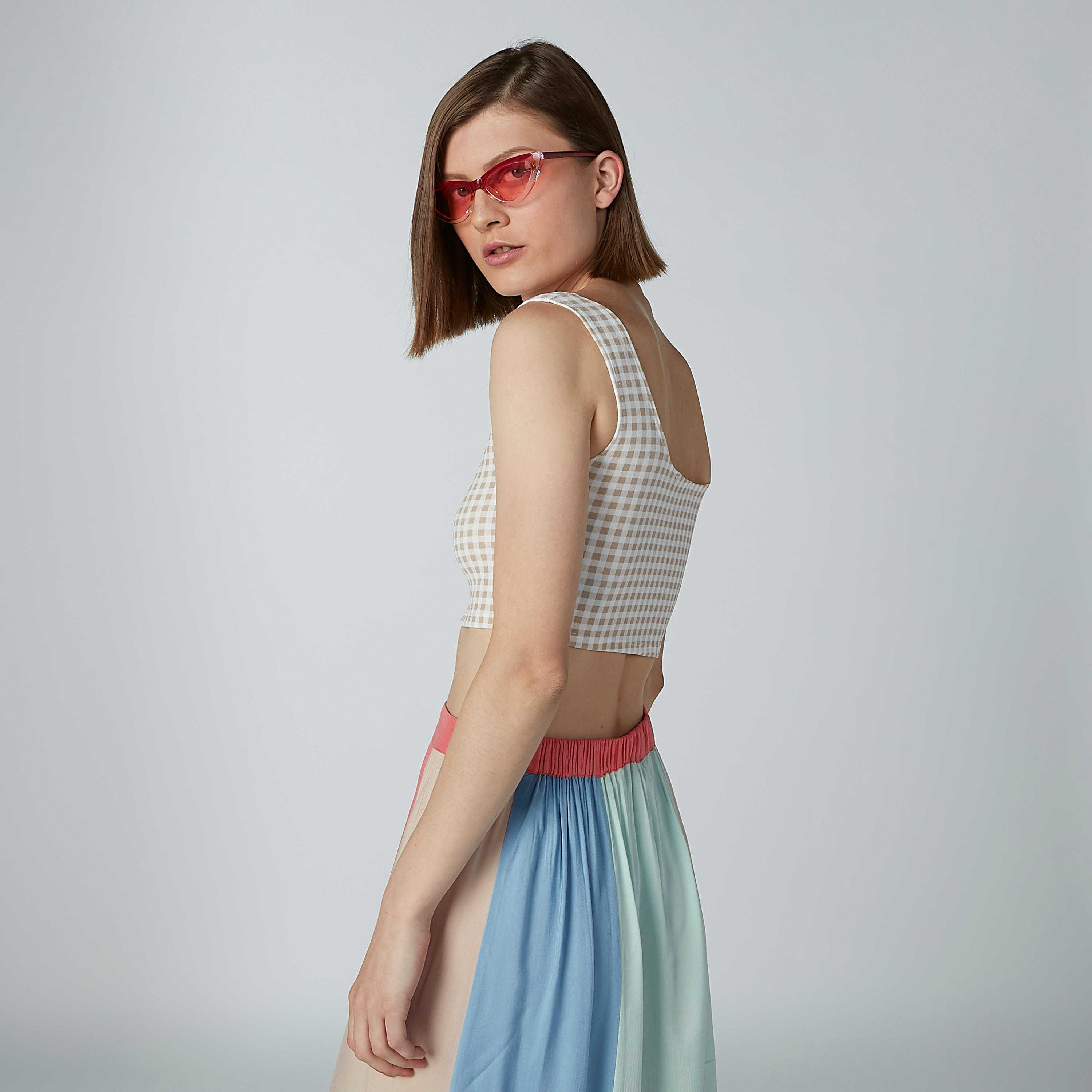 بلوزة كاروهات قصيرة دون أكمام بياقة عميقة وأزرار-women-clothing-shirtsandblouses-blouses-image-3