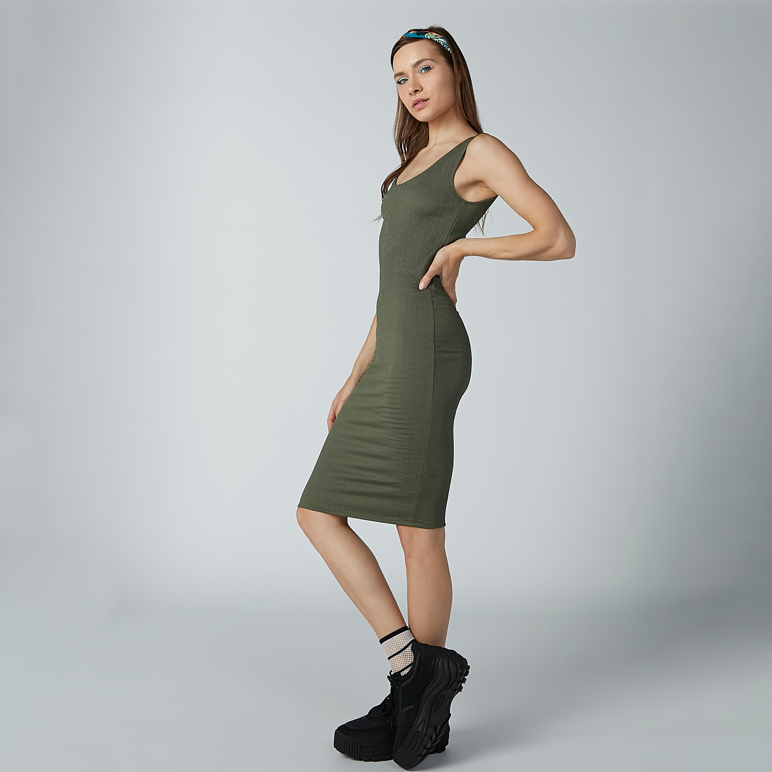 فستان متوسط الطول دون أكمام بقصّة ضيقة وياقة عميقة-women-clothing-dresses-image-1