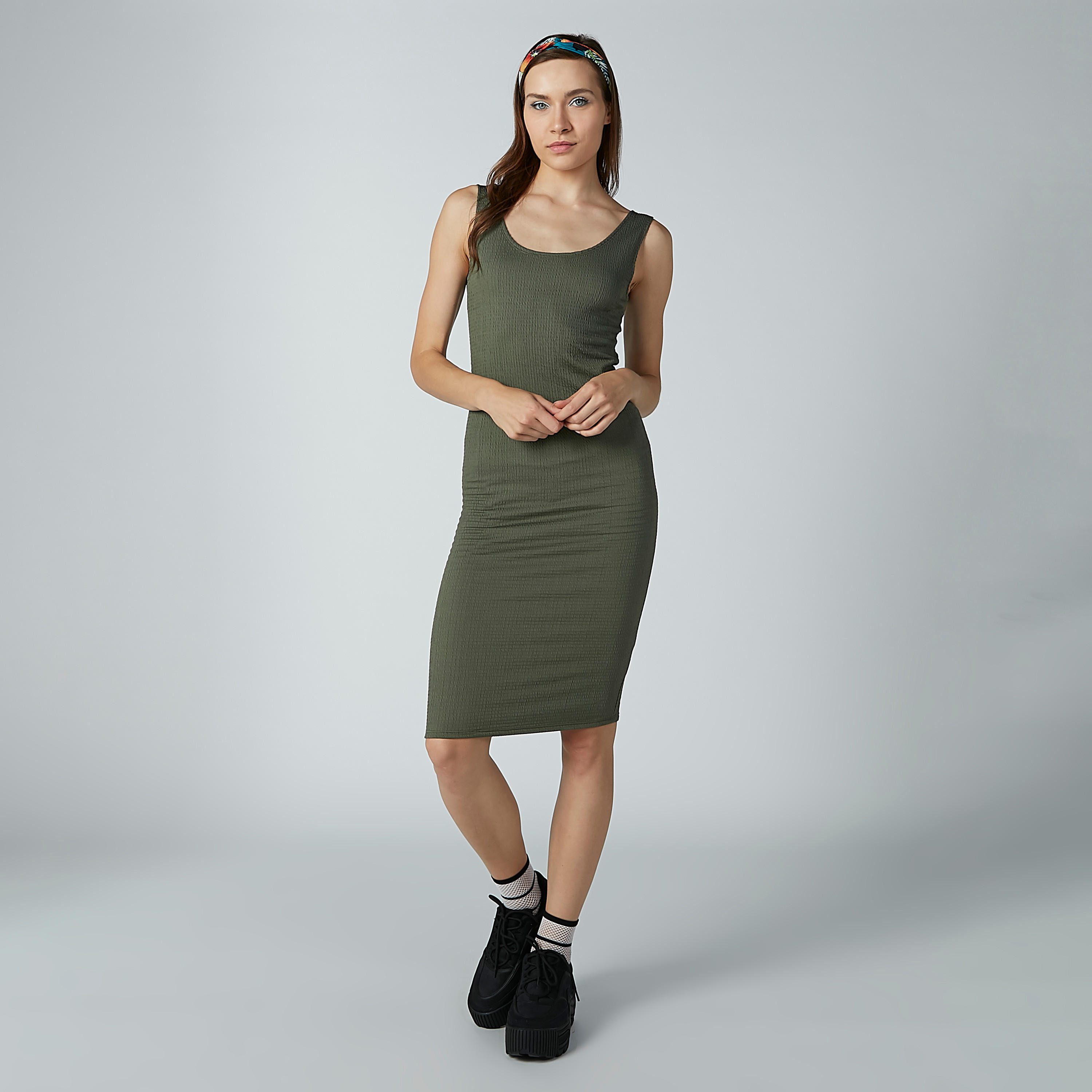 فستان متوسط الطول دون أكمام بقصّة ضيقة وياقة عميقة-women-clothing-dresses-image-2