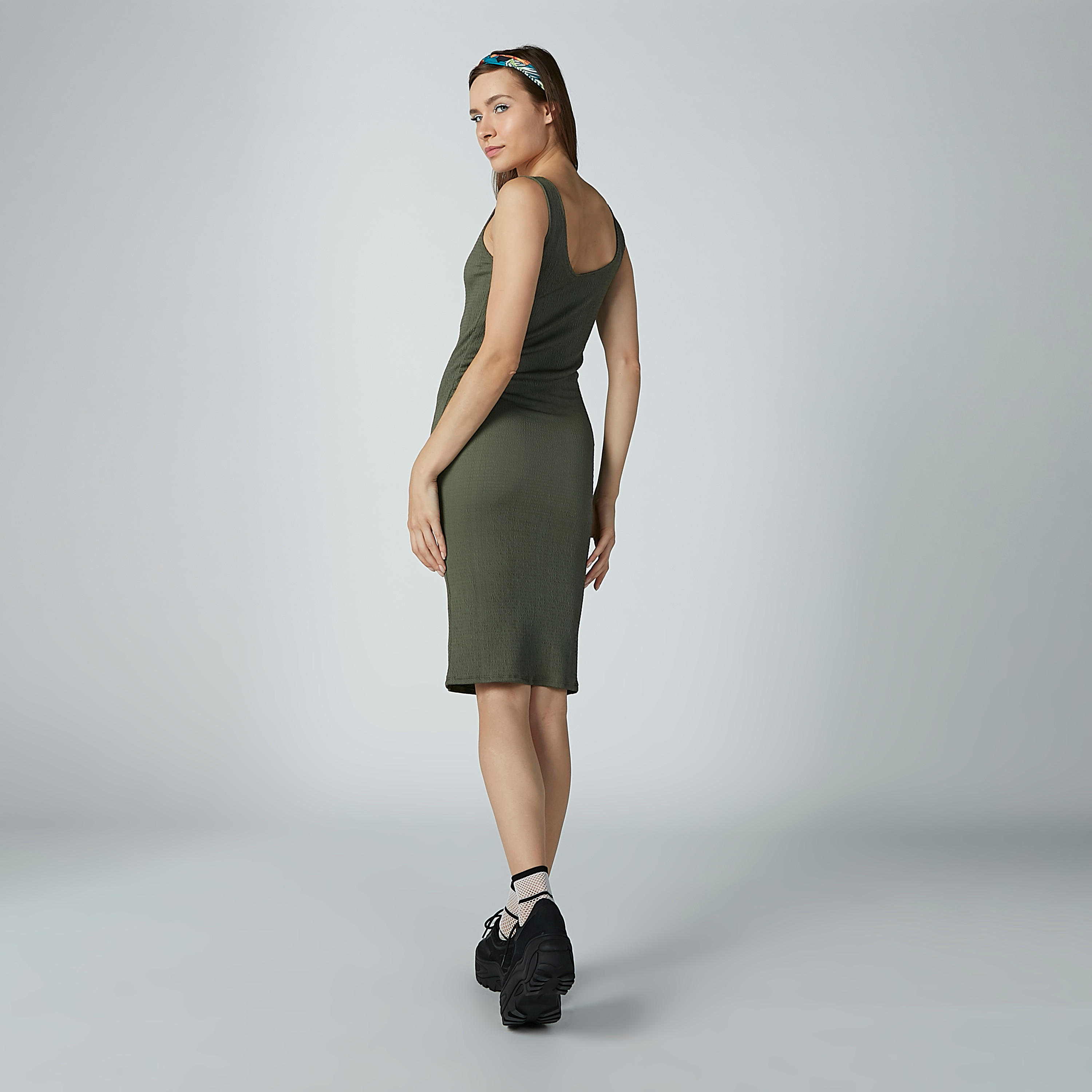 فستان متوسط الطول دون أكمام بقصّة ضيقة وياقة عميقة-women-clothing-dresses-image-4