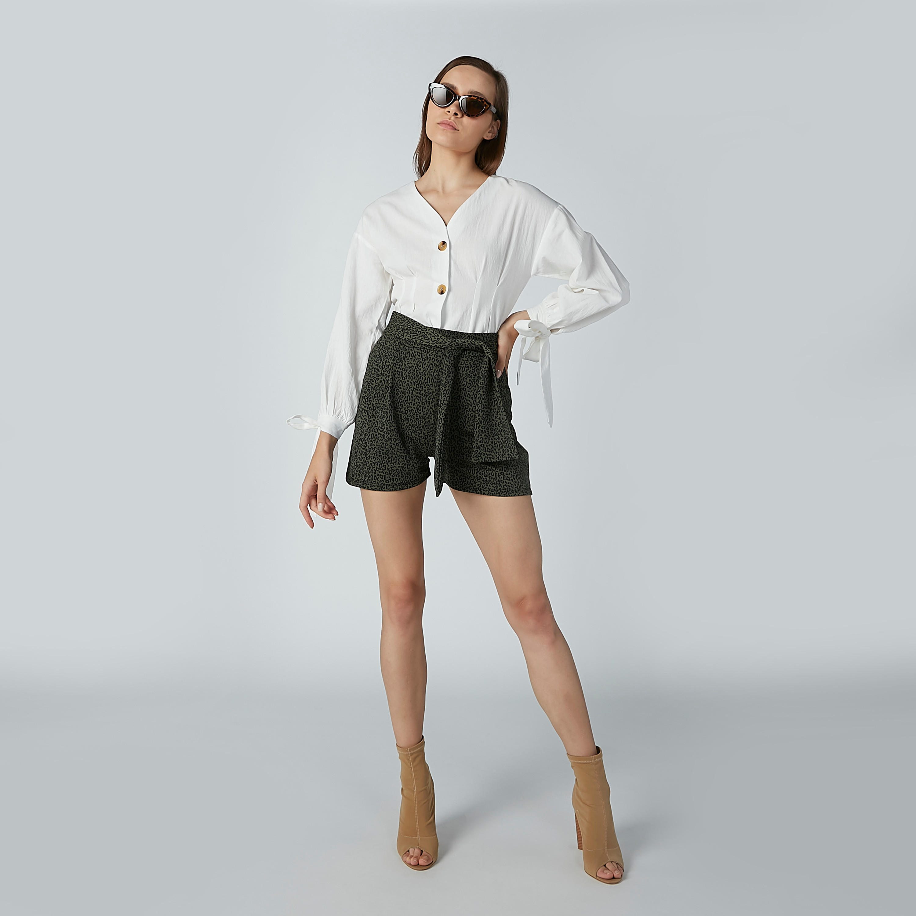 شورت بخصر متوسط الارتفاع ورباط طبعات حيوانات-women-clothing-bottoms-shorts-image-2