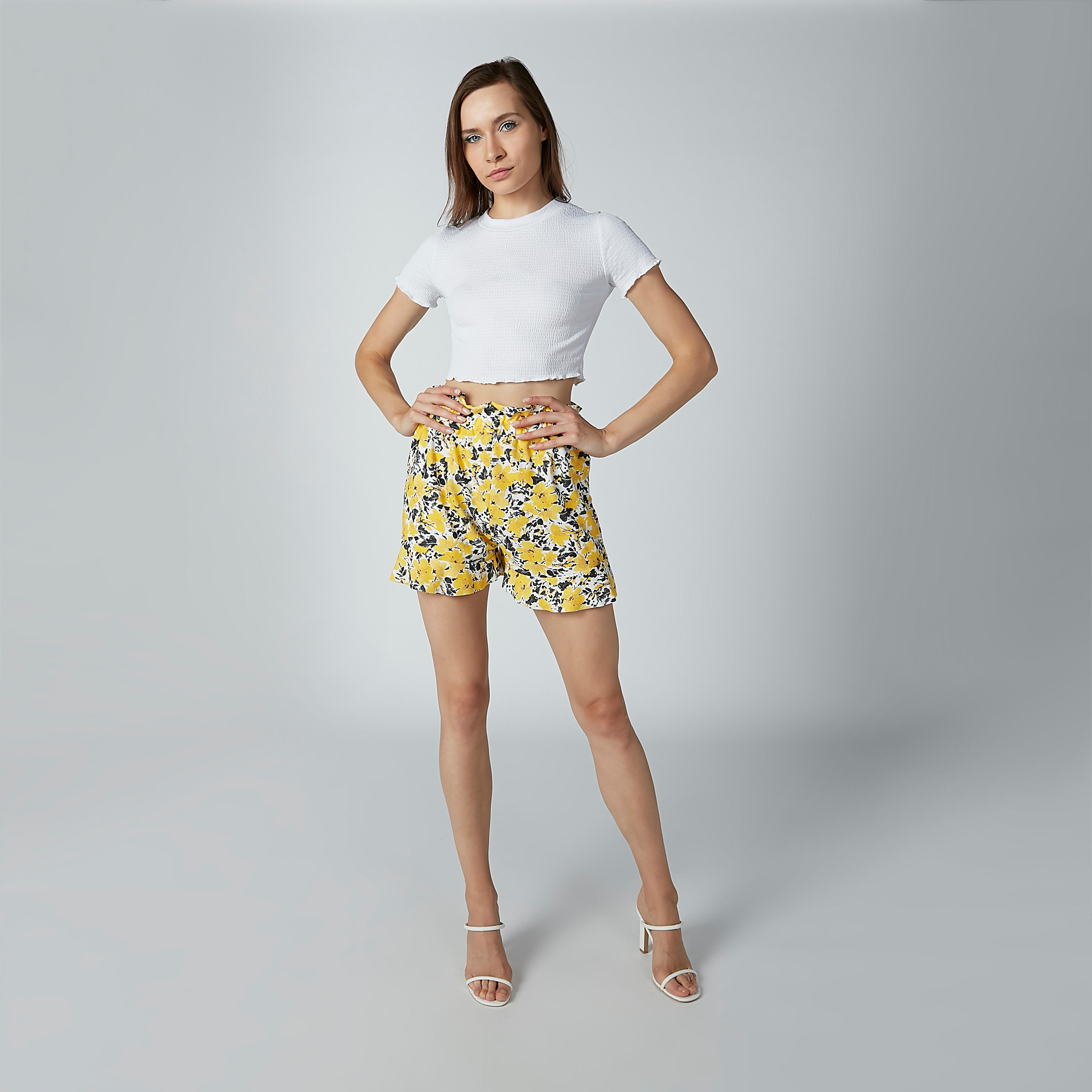 شورت بخصر مطّاطي متوسط الارتفاع وطبعات زهرية-women-clothing-bottoms-shorts-image-2