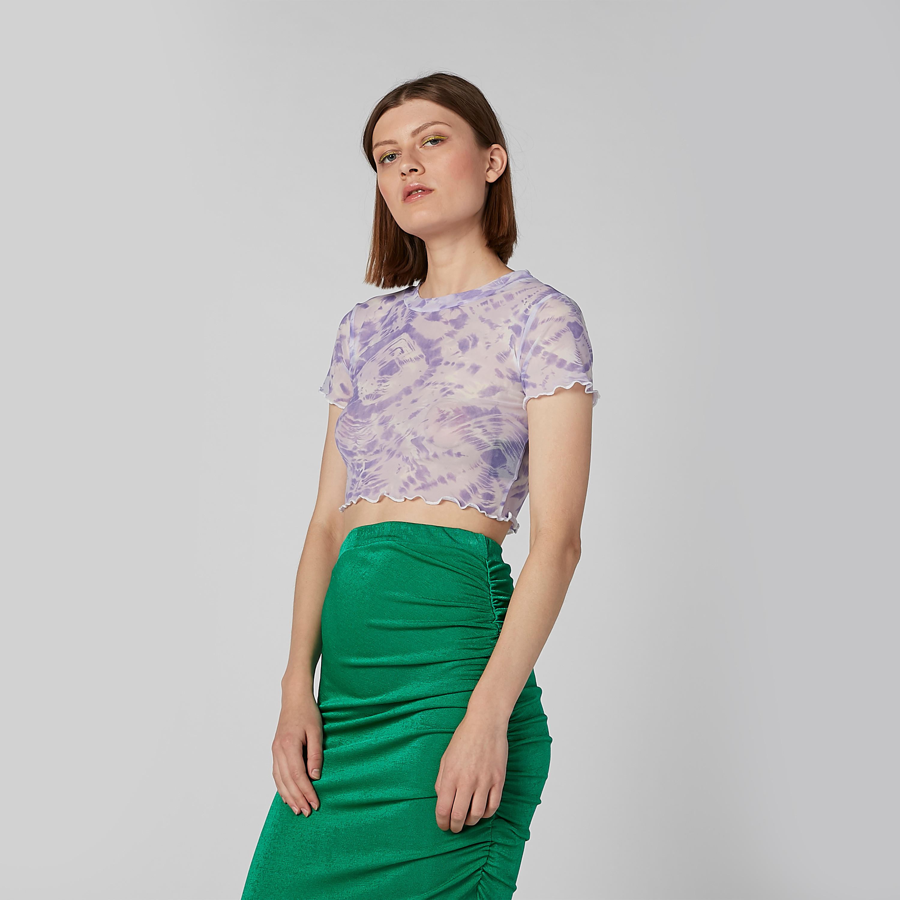 تيشيرت قصير بياقة ضيقة وأكمام قصيرة وطبعات-women-clothing-tshirts-image-1