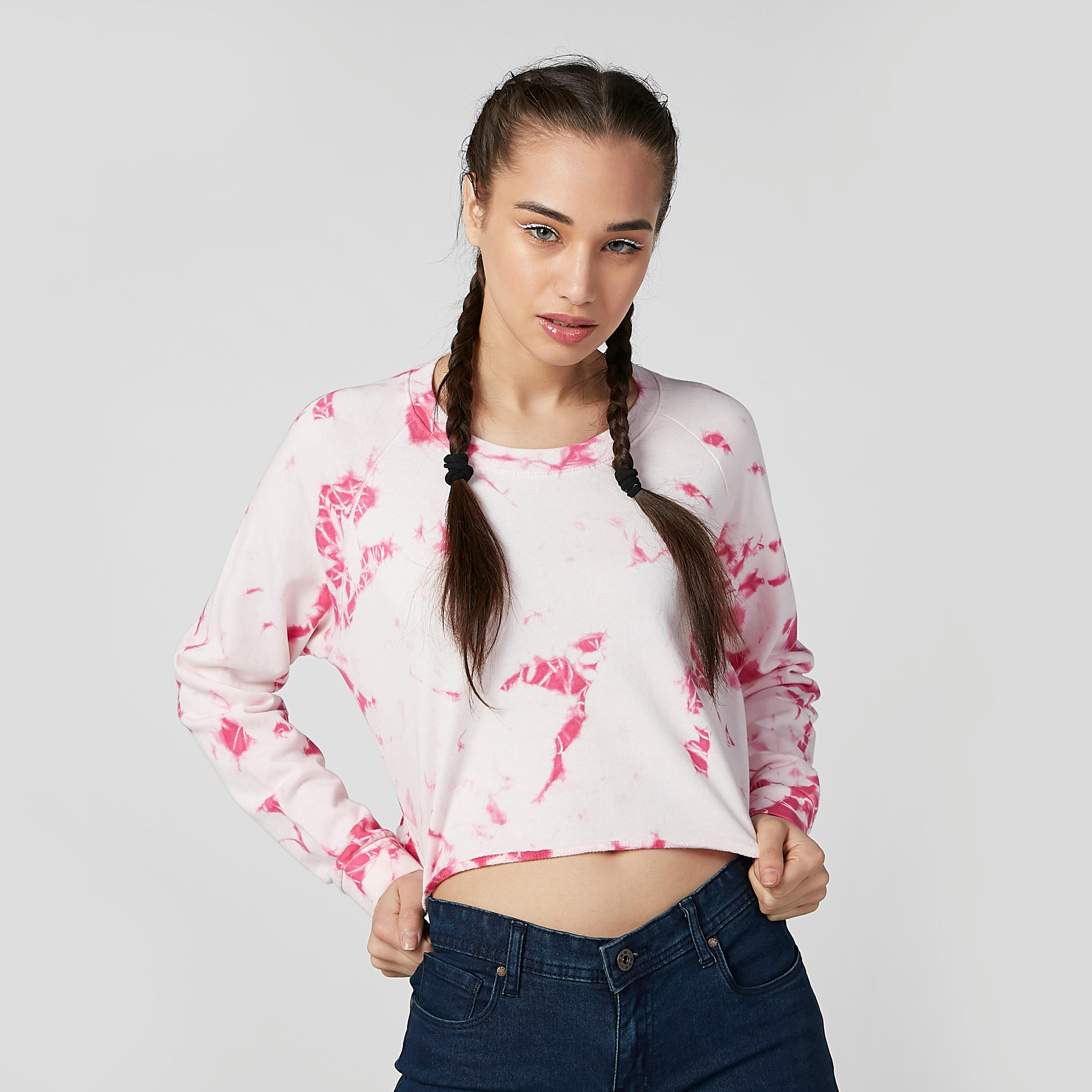 بلوزة قصيرة بياقة مستديرة وأكمام طويلة وطبعات-women-clothing-tshirts-image-1
