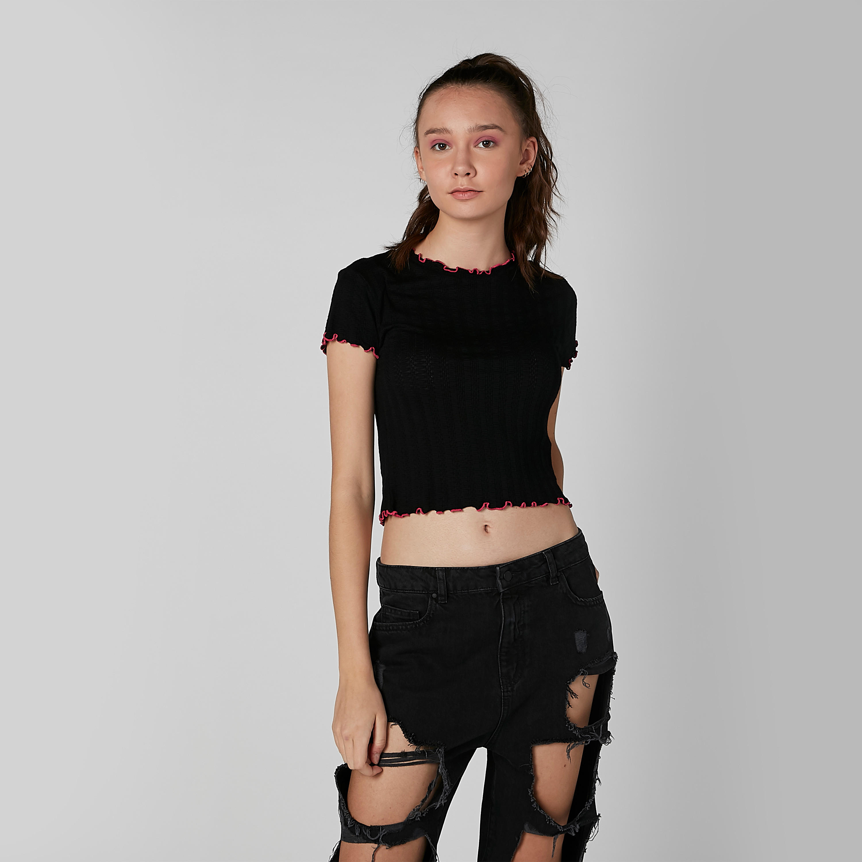 بلوزة قصيرة بياقة مستديرة وأكمام قصيرة-women-clothing-tshirts-image-1