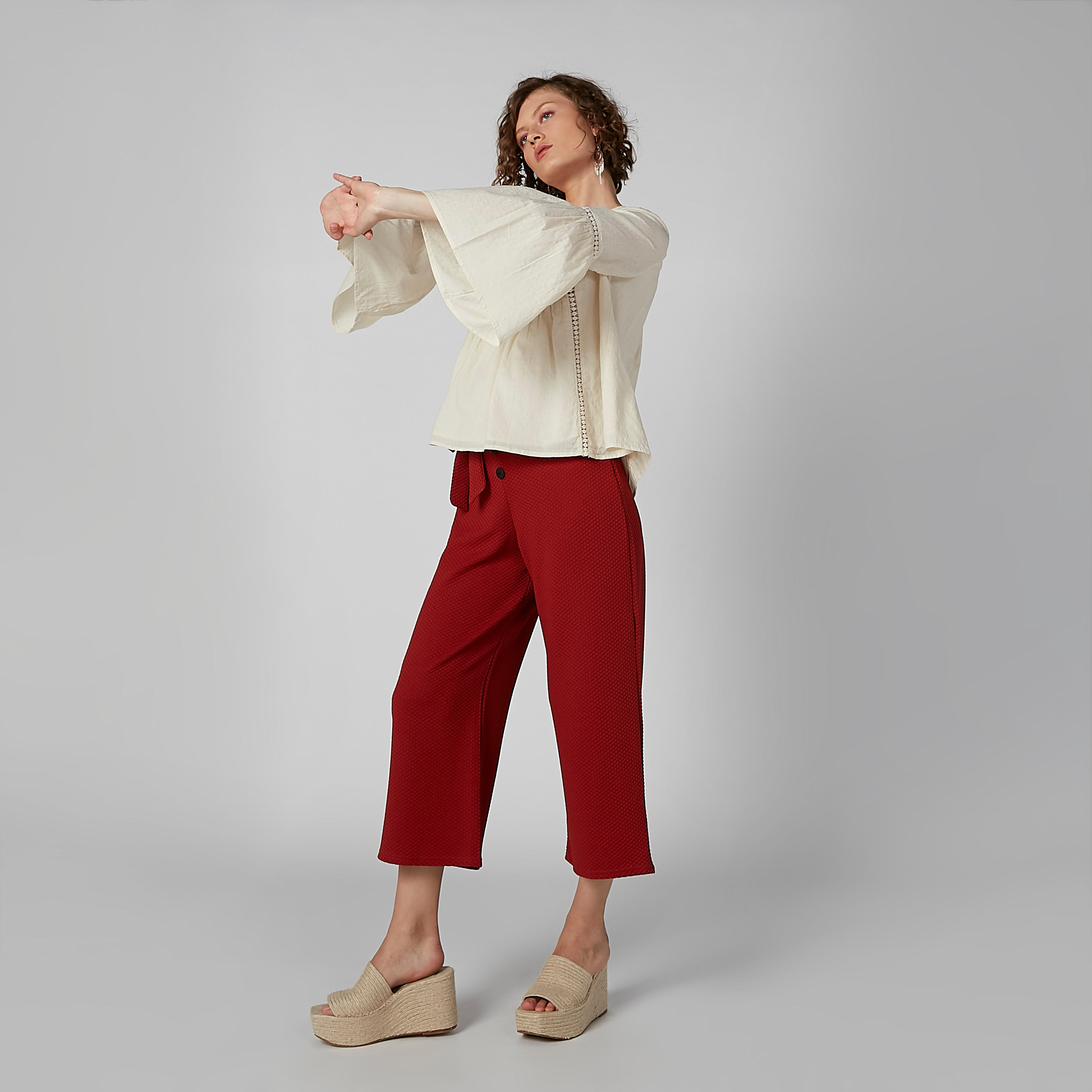 بنطال واسع الساقين بارز الملمس بخصر بيبرباج متوسط الارتفاع وأزرار-women-clothing-bottoms-trousers-image-3