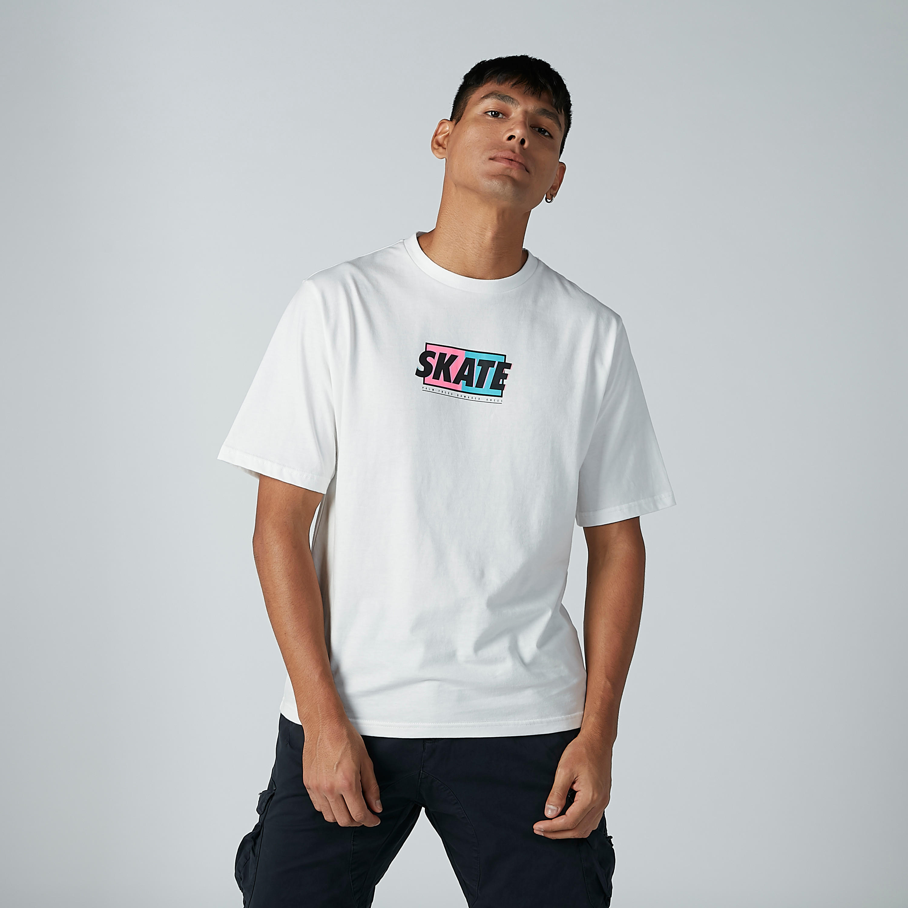 تيشيرت بطبعات وياقة مستديرة وأكمام قصيرة-men-clothing-tshirtsandpolos-tshirts-image-2