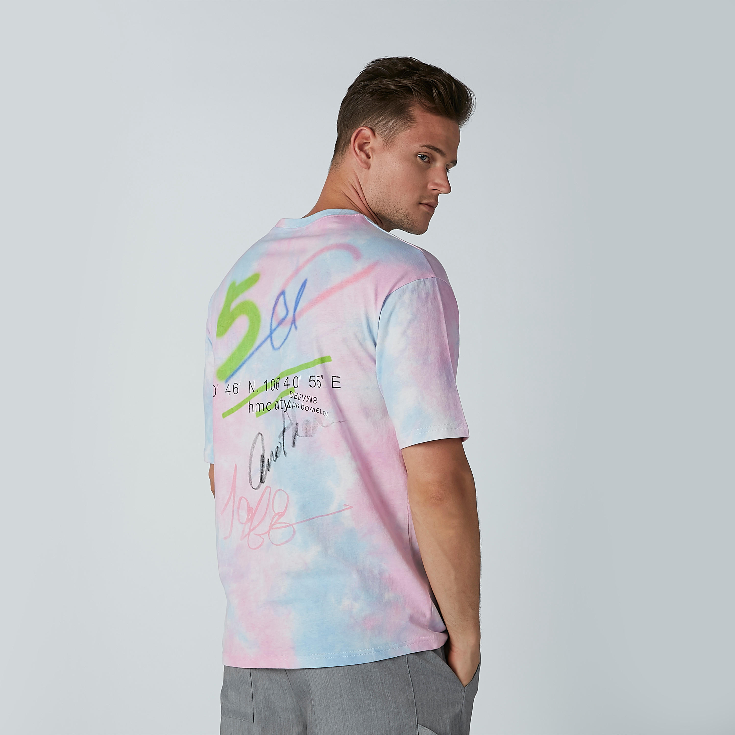 تيشيرت بطبعات وياقة مستديرة وأكمام قصيرة-men-clothing-tshirtsandpolos-tshirts-image-2