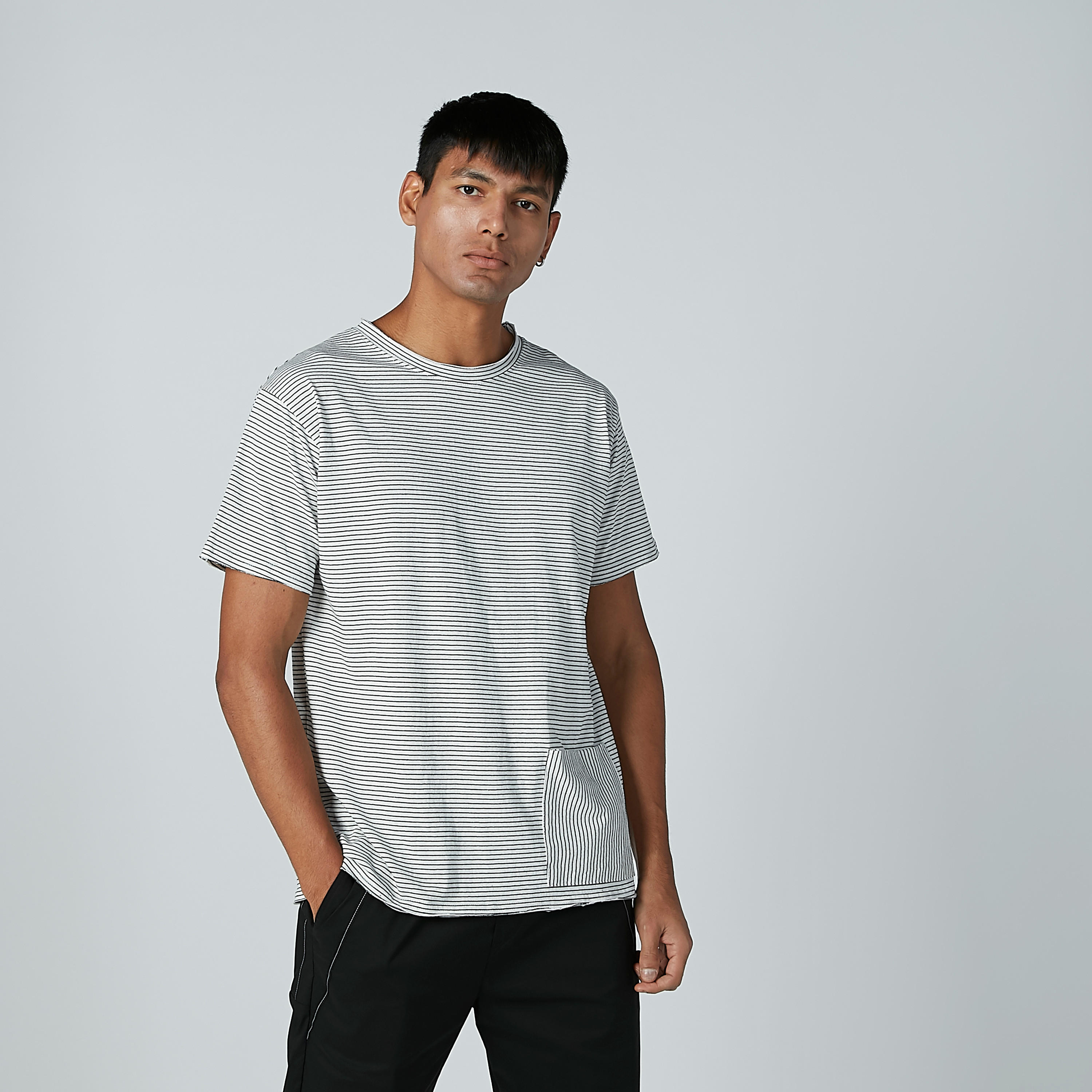 تيشيرت مقلّم بأكمام قصيرة وجيوب-men-clothing-tshirtsandpolos-tshirts-image-1