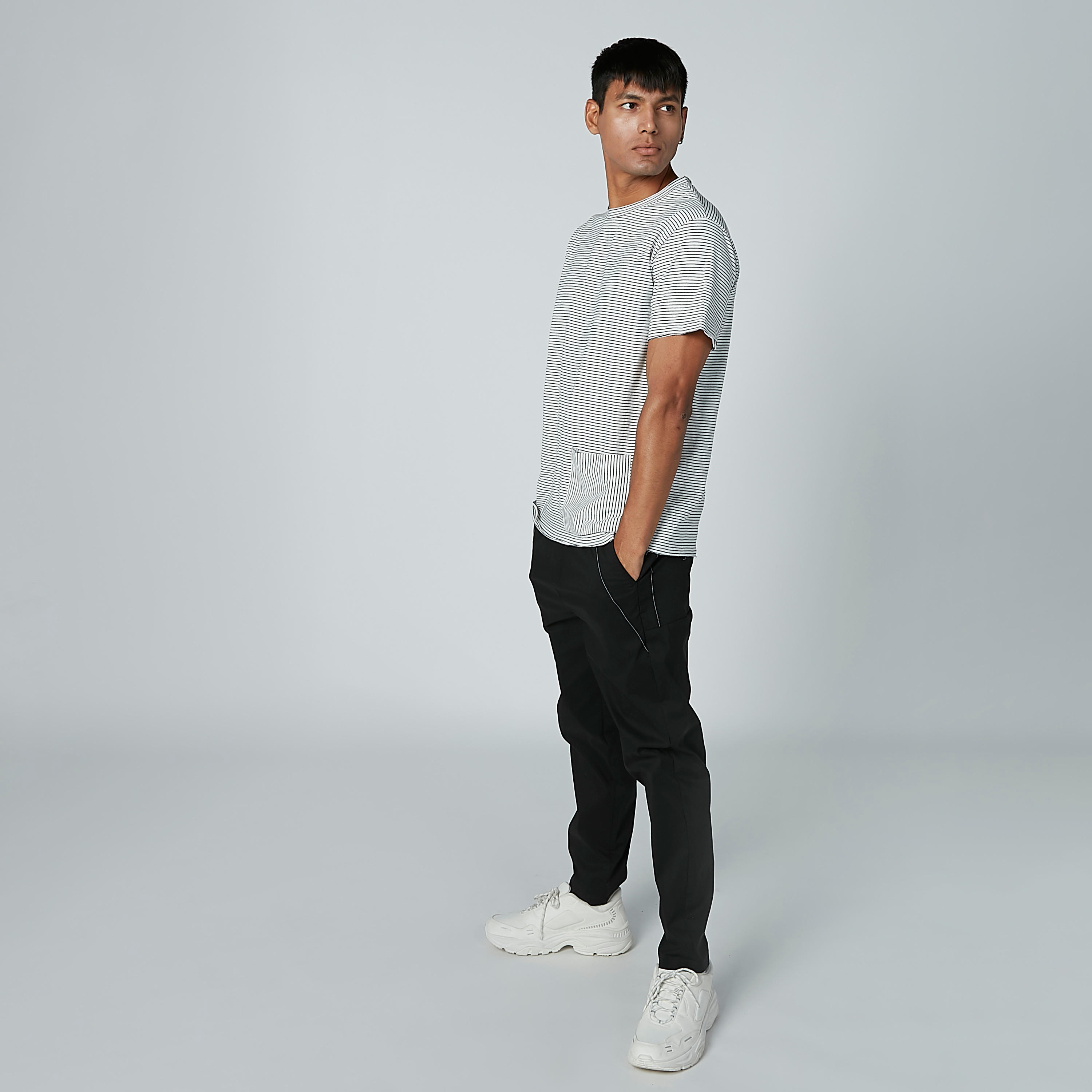 تيشيرت مقلّم بأكمام قصيرة وجيوب-men-clothing-tshirtsandpolos-tshirts-image-2