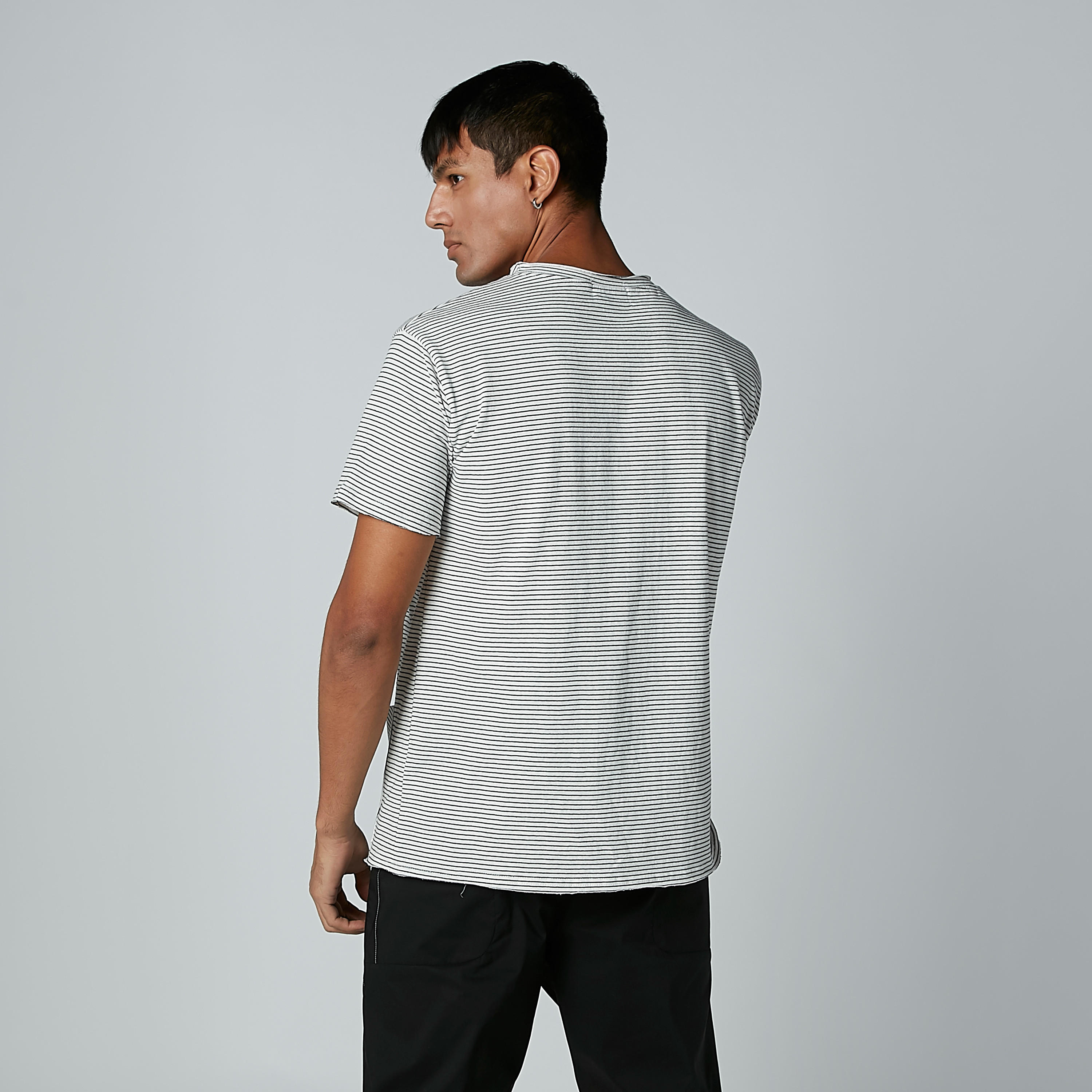 تيشيرت مقلّم بأكمام قصيرة وجيوب-men-clothing-tshirtsandpolos-tshirts-image-3