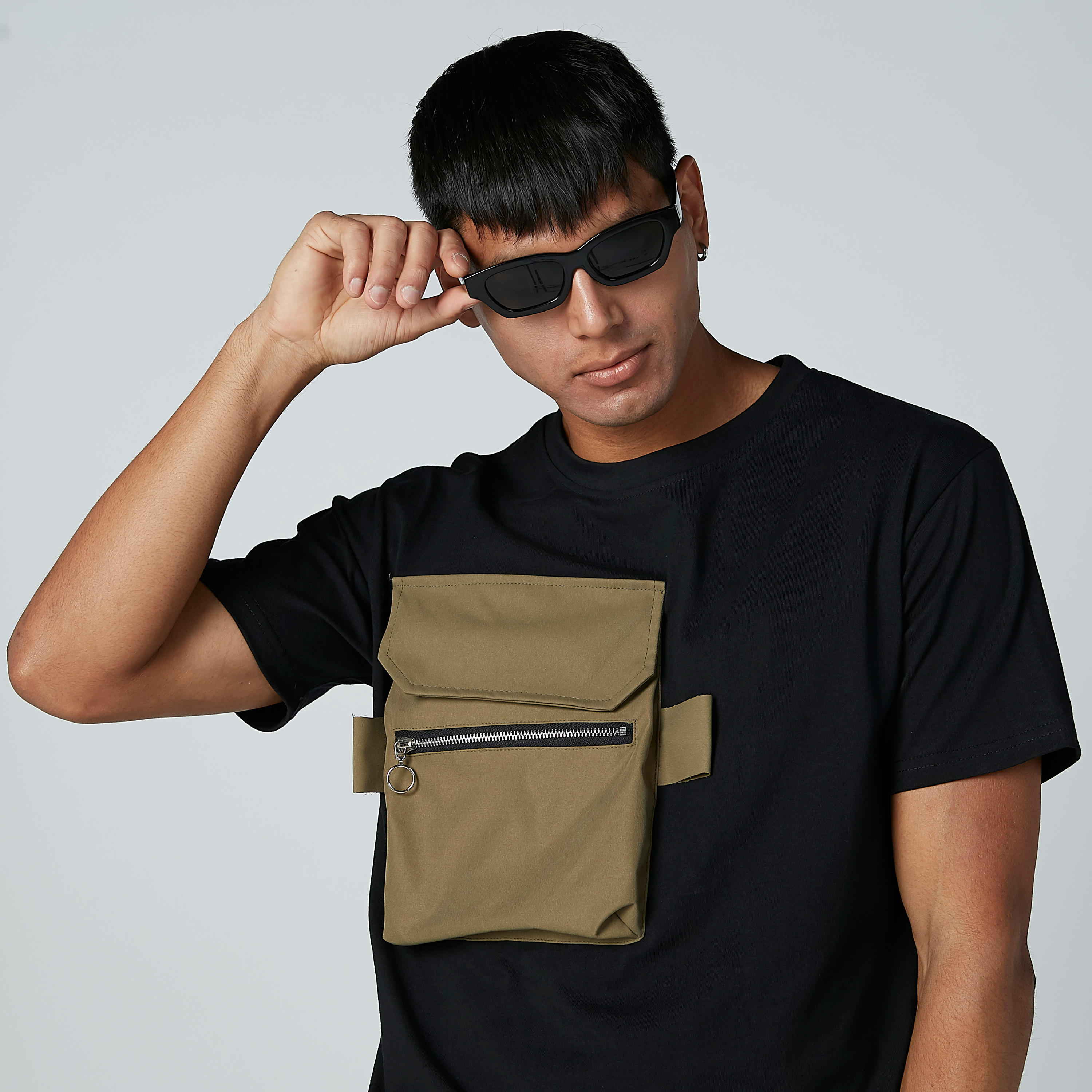 تيشيرت سادة بياقة مستديرة وأكمام قصيرة وجيوب-men-clothing-tshirtsandpolos-tshirts-image-1
