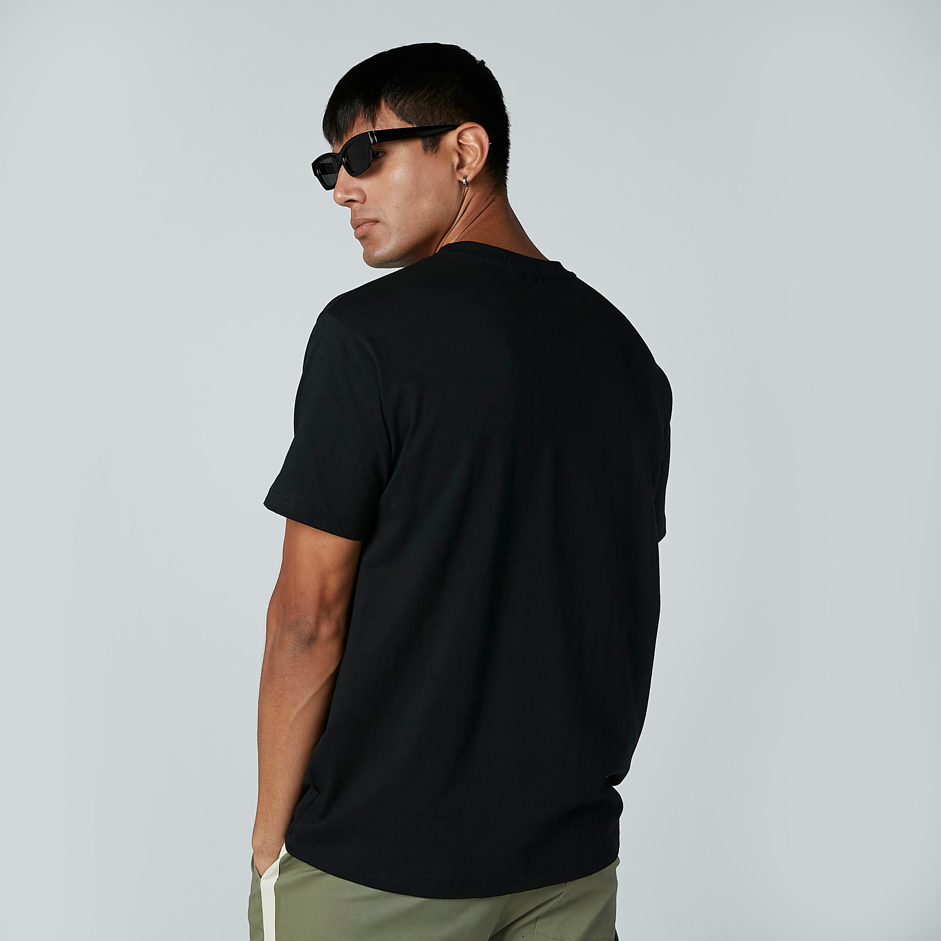 تيشيرت سادة بياقة مستديرة وأكمام قصيرة وجيوب-men-clothing-tshirtsandpolos-tshirts-image-4