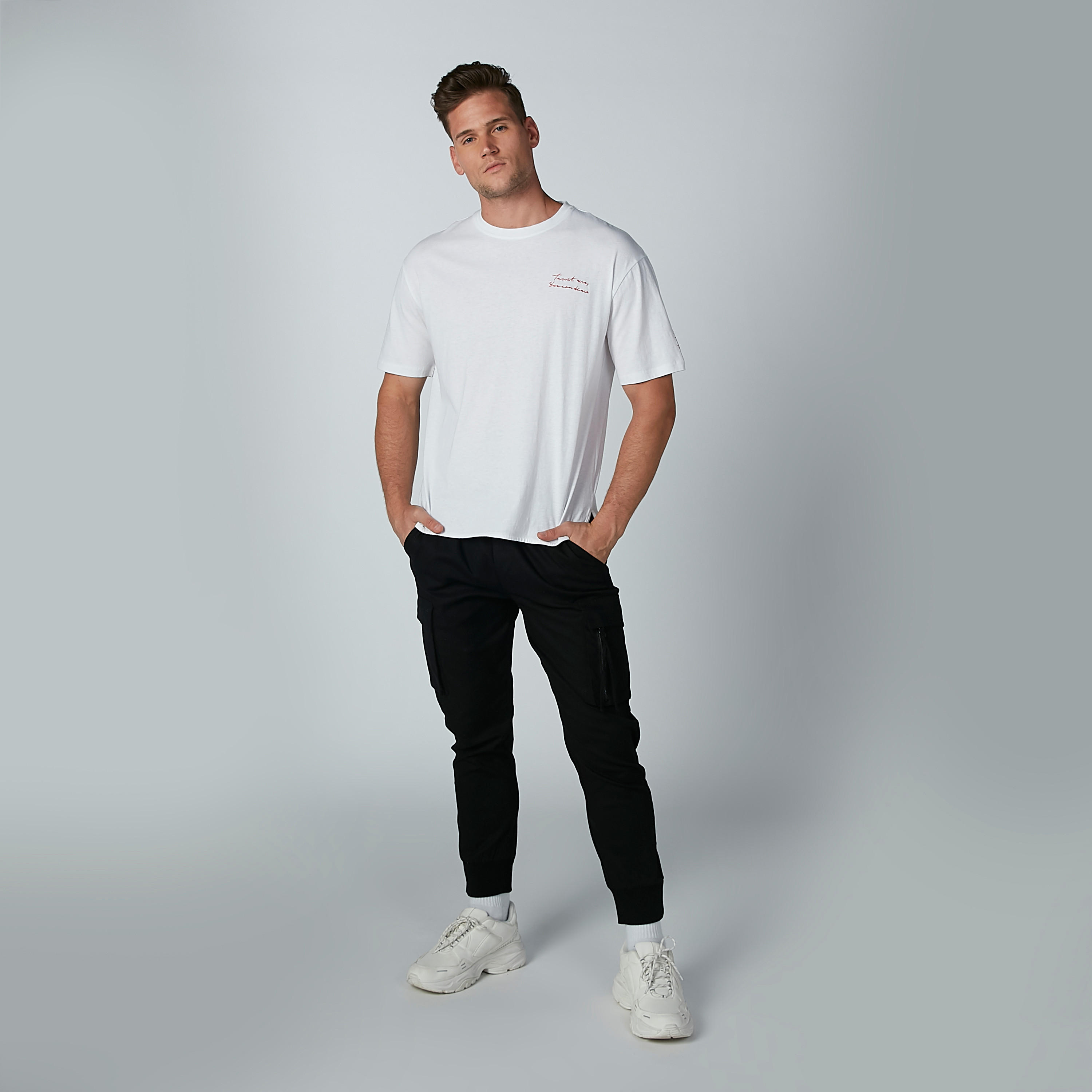 تيشيرت بياقة مستديرة وأكمام قصيرة وطبعات-men-clothing-tshirtsandpolos-tshirts-image-1