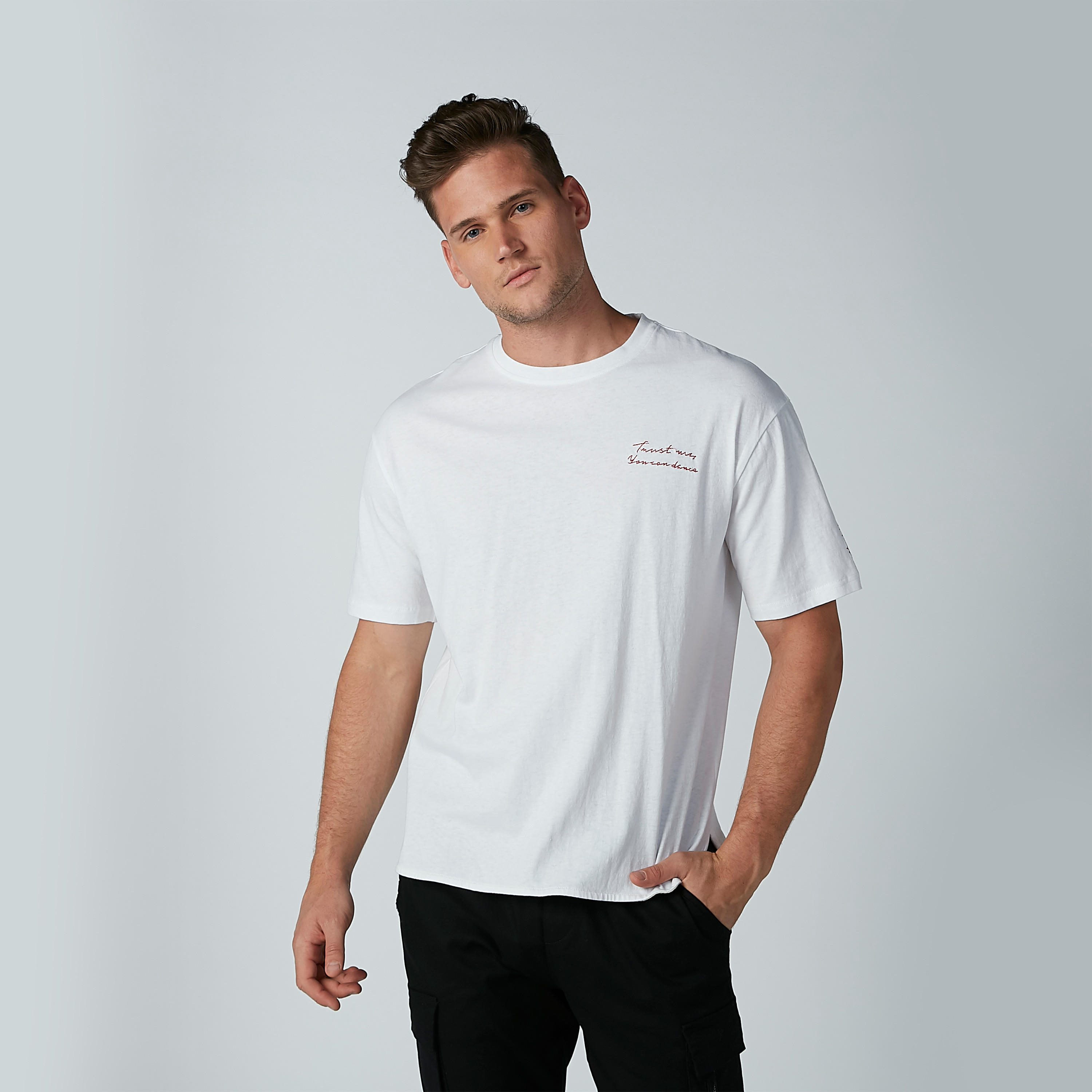 تيشيرت بياقة مستديرة وأكمام قصيرة وطبعات-men-clothing-tshirtsandpolos-tshirts-image-2