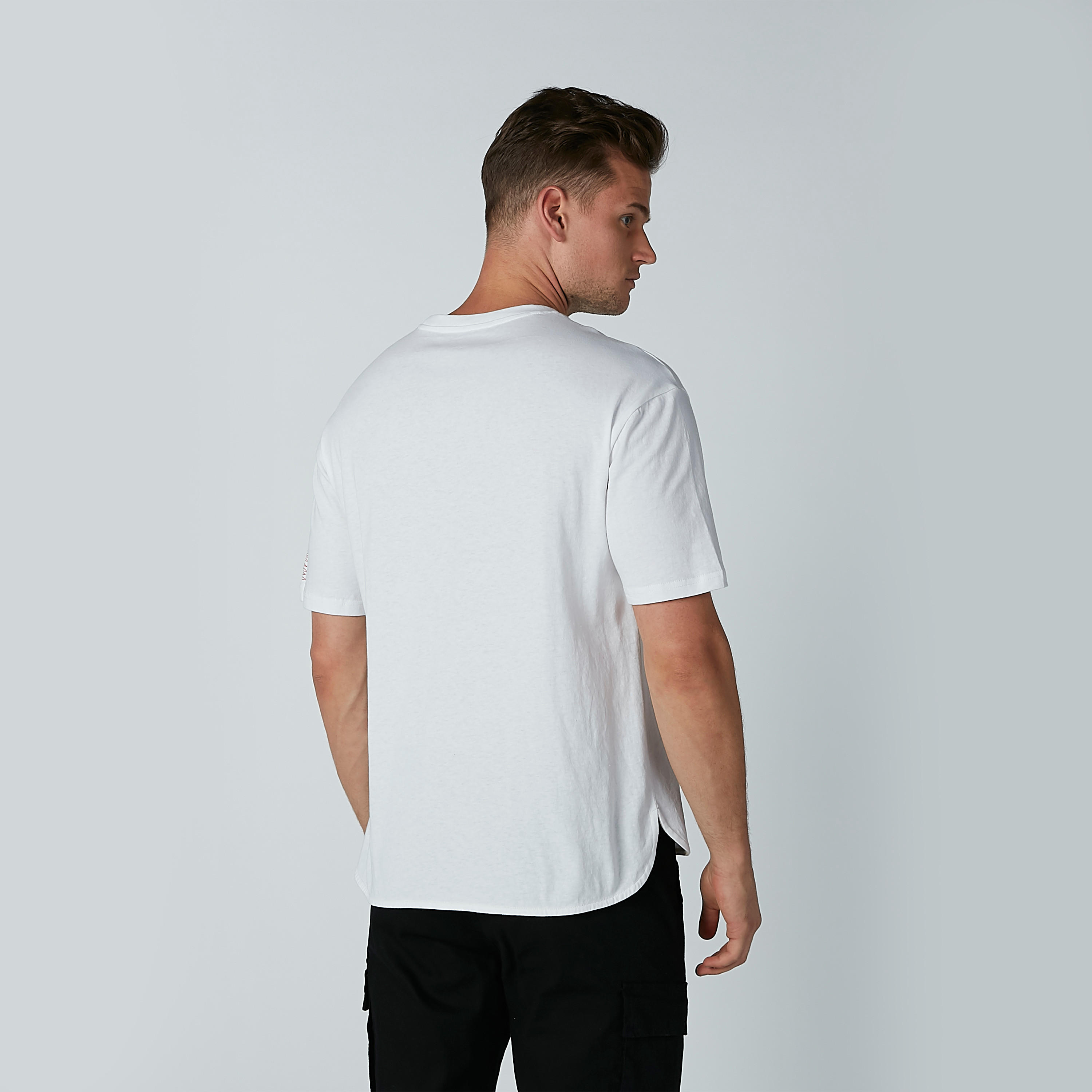 تيشيرت بياقة مستديرة وأكمام قصيرة وطبعات-men-clothing-tshirtsandpolos-tshirts-image-4