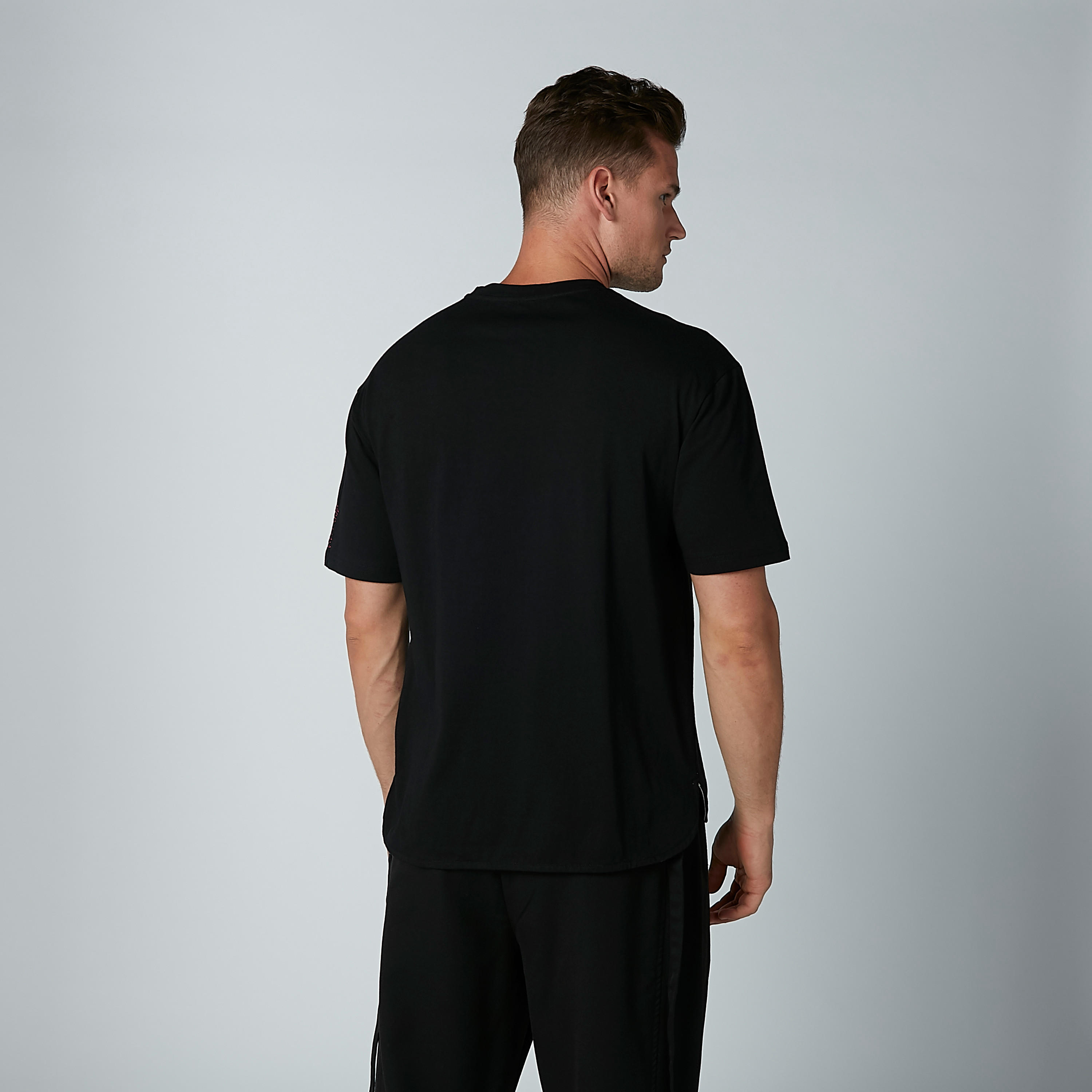 تيشيرت بياقة مستديرة وأكمام قصيرة وطبعات-men-clothing-tshirtsandpolos-tshirts-image-8