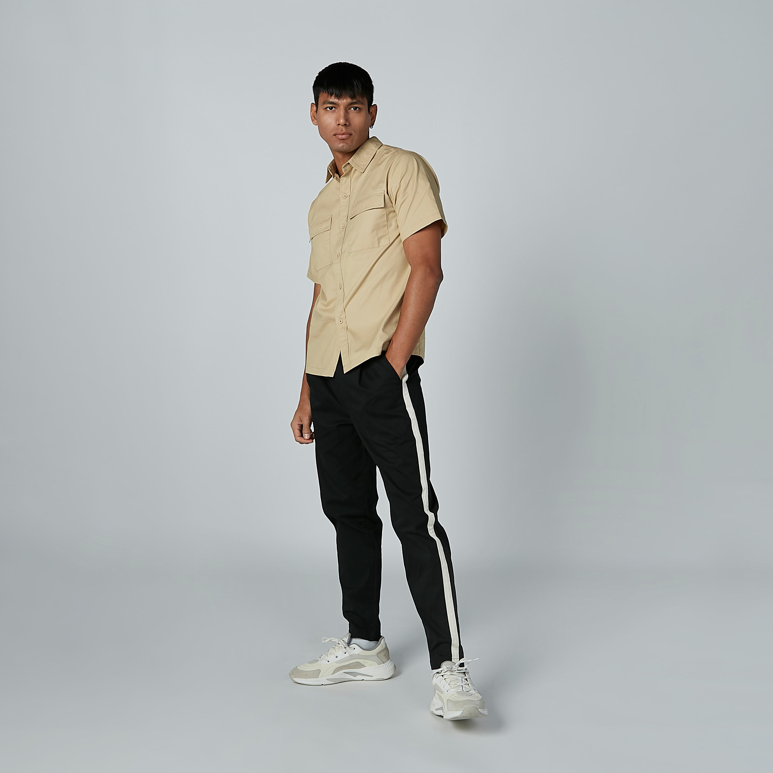 قميص سادة بأكمام قصيرة وجيوب-men-clothing-shirts-image-1