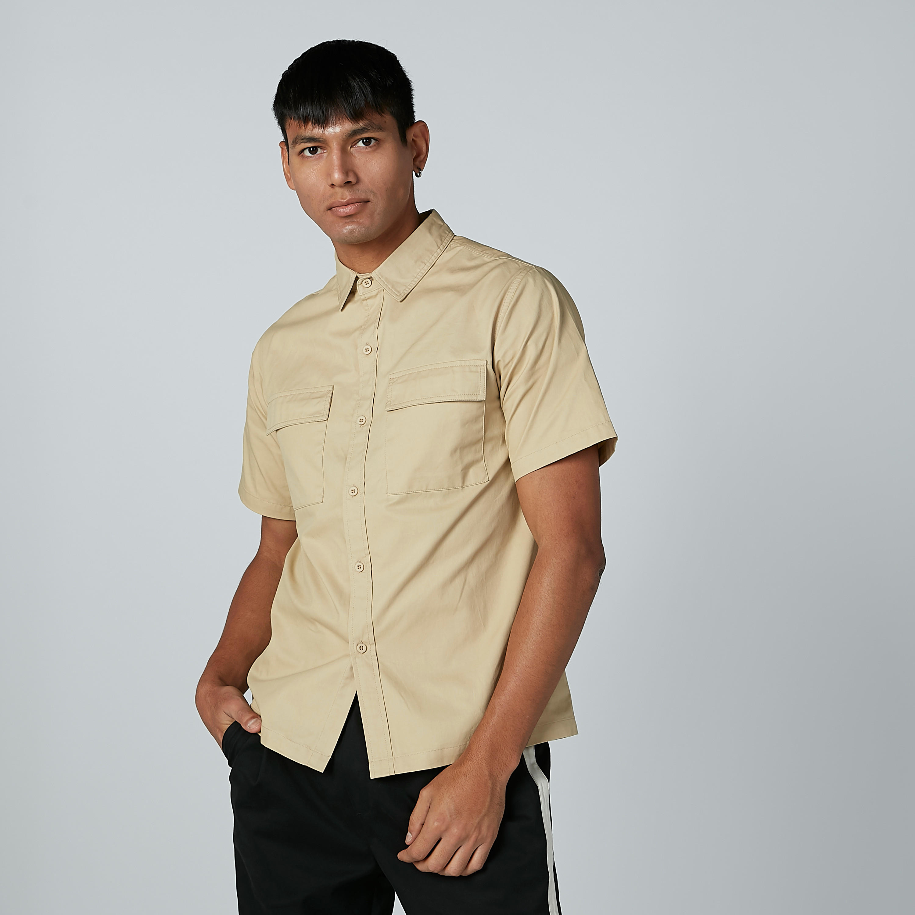 قميص سادة بأكمام قصيرة وجيوب-men-clothing-shirts-image-2