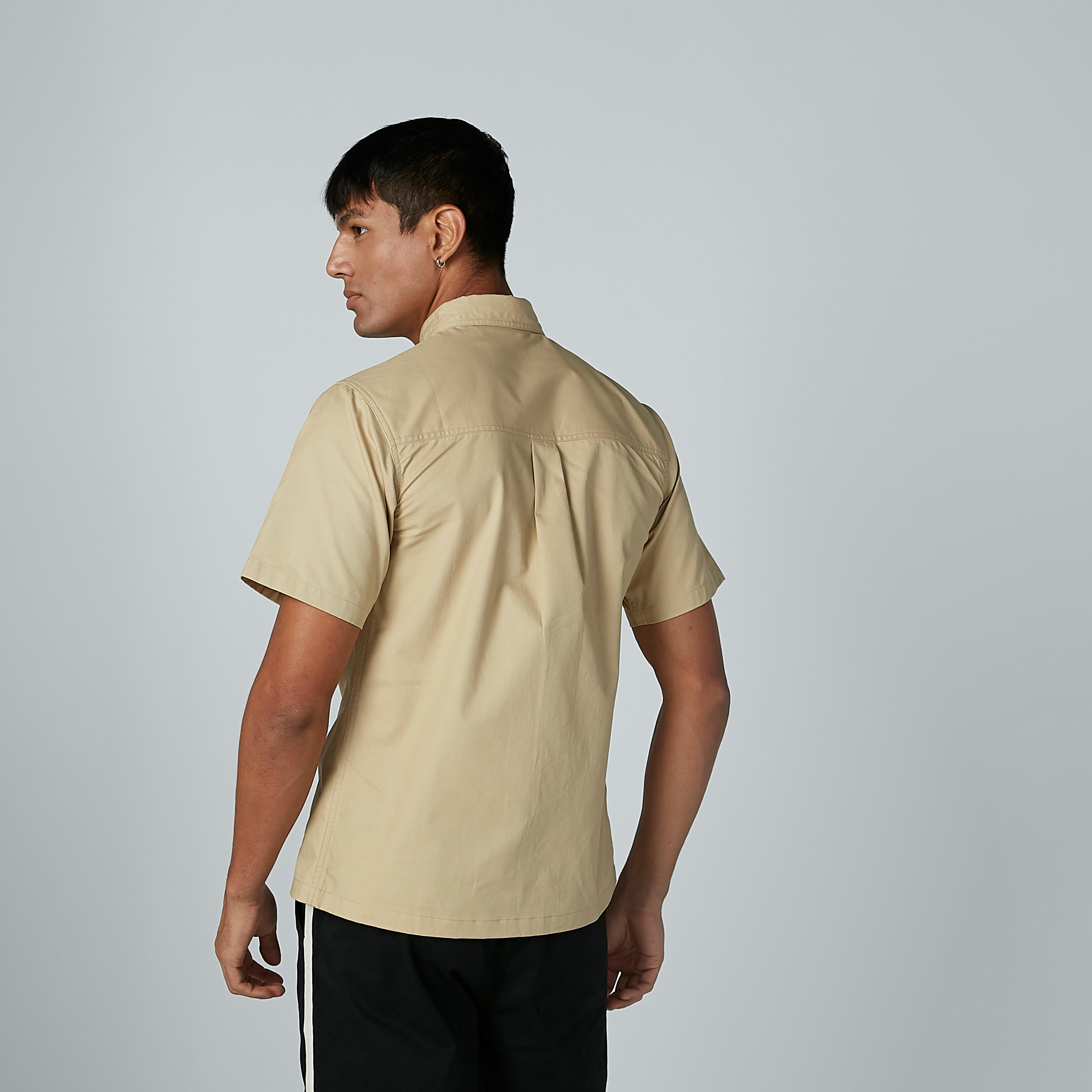 قميص سادة بأكمام قصيرة وجيوب-men-clothing-shirts-image-3