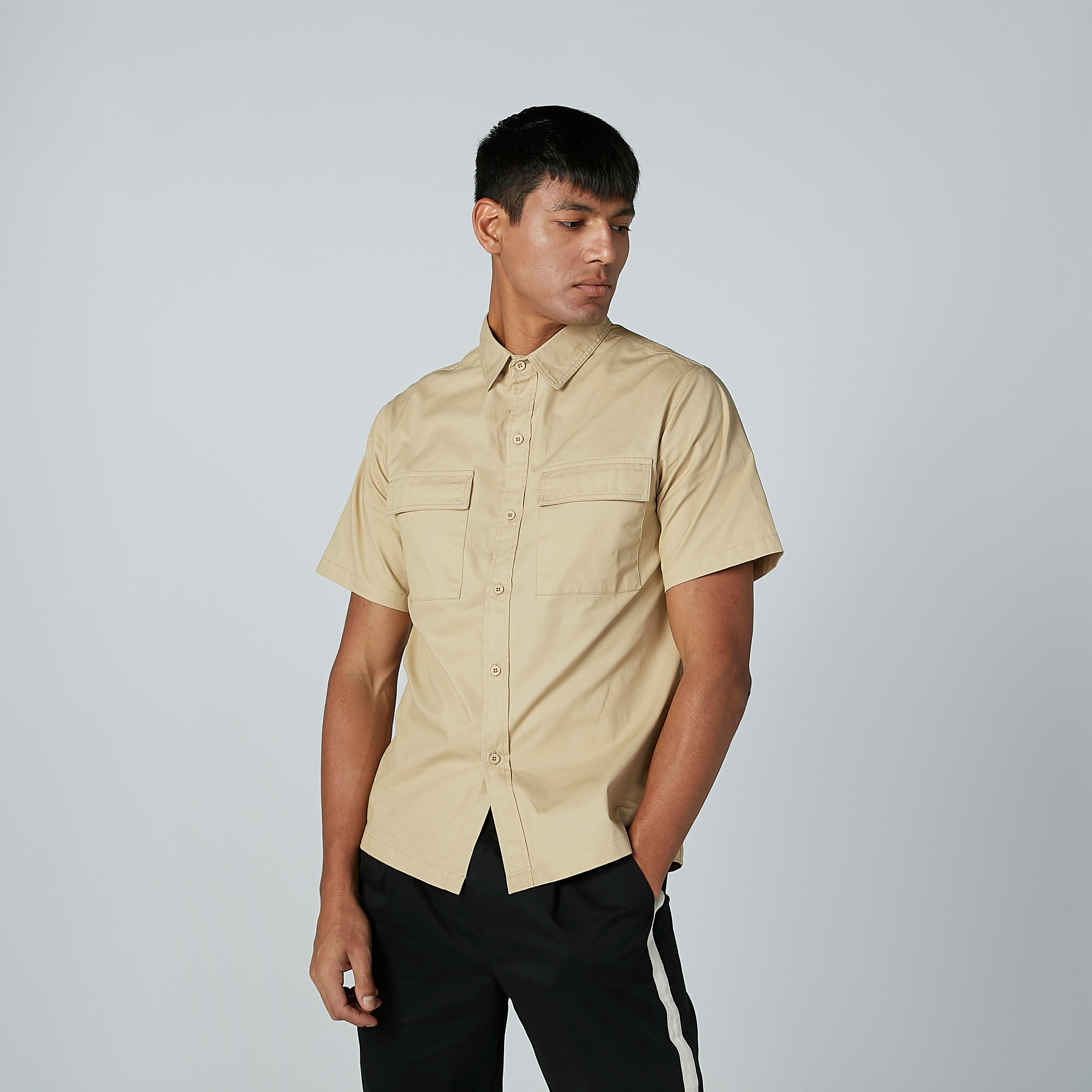 قميص سادة بأكمام قصيرة وجيوب-men-clothing-shirts-image-4