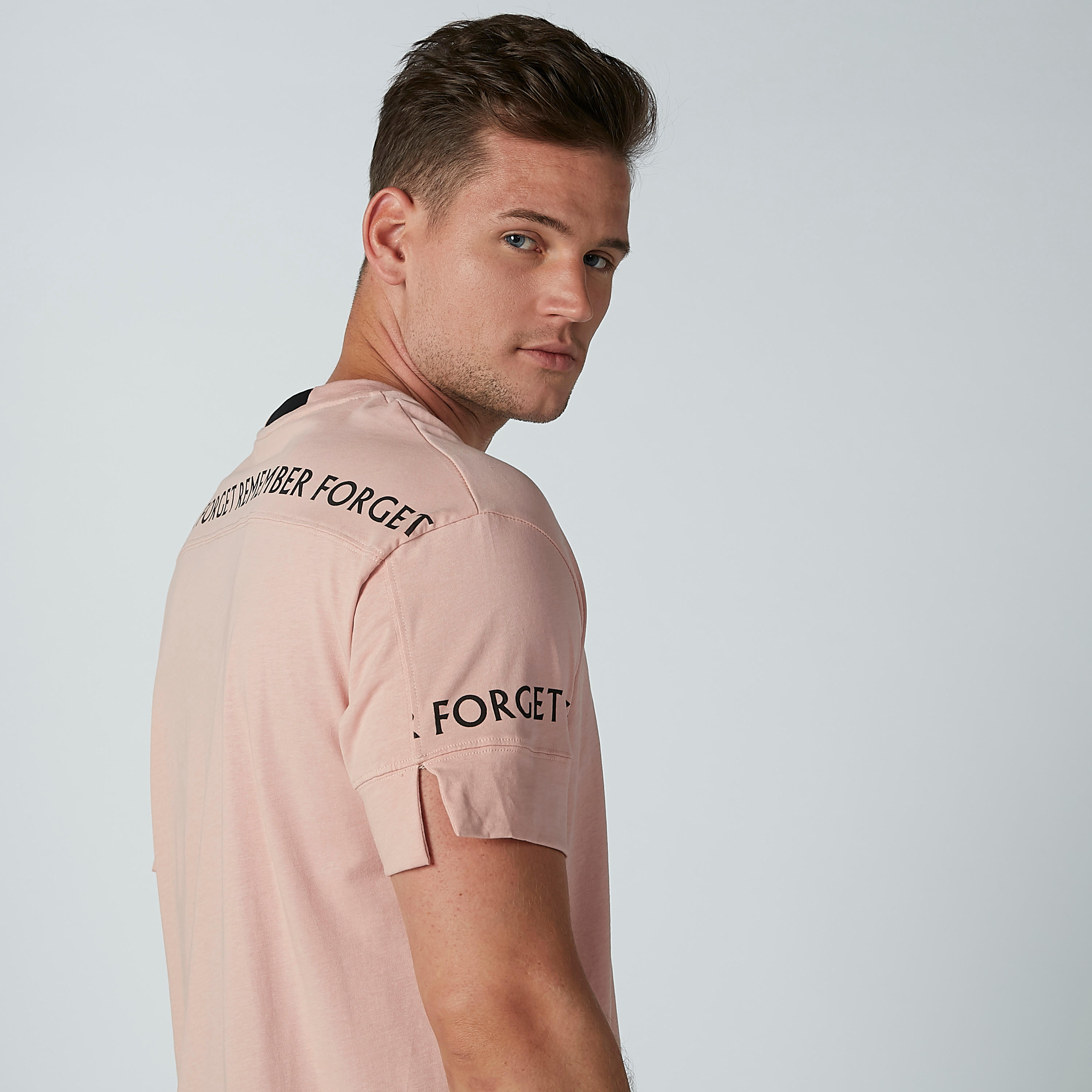 تيشيرت بياقة مستديرة وأكمام قصيرة وفتحة وطبعات-men-clothing-tshirtsandpolos-tshirts-image-1