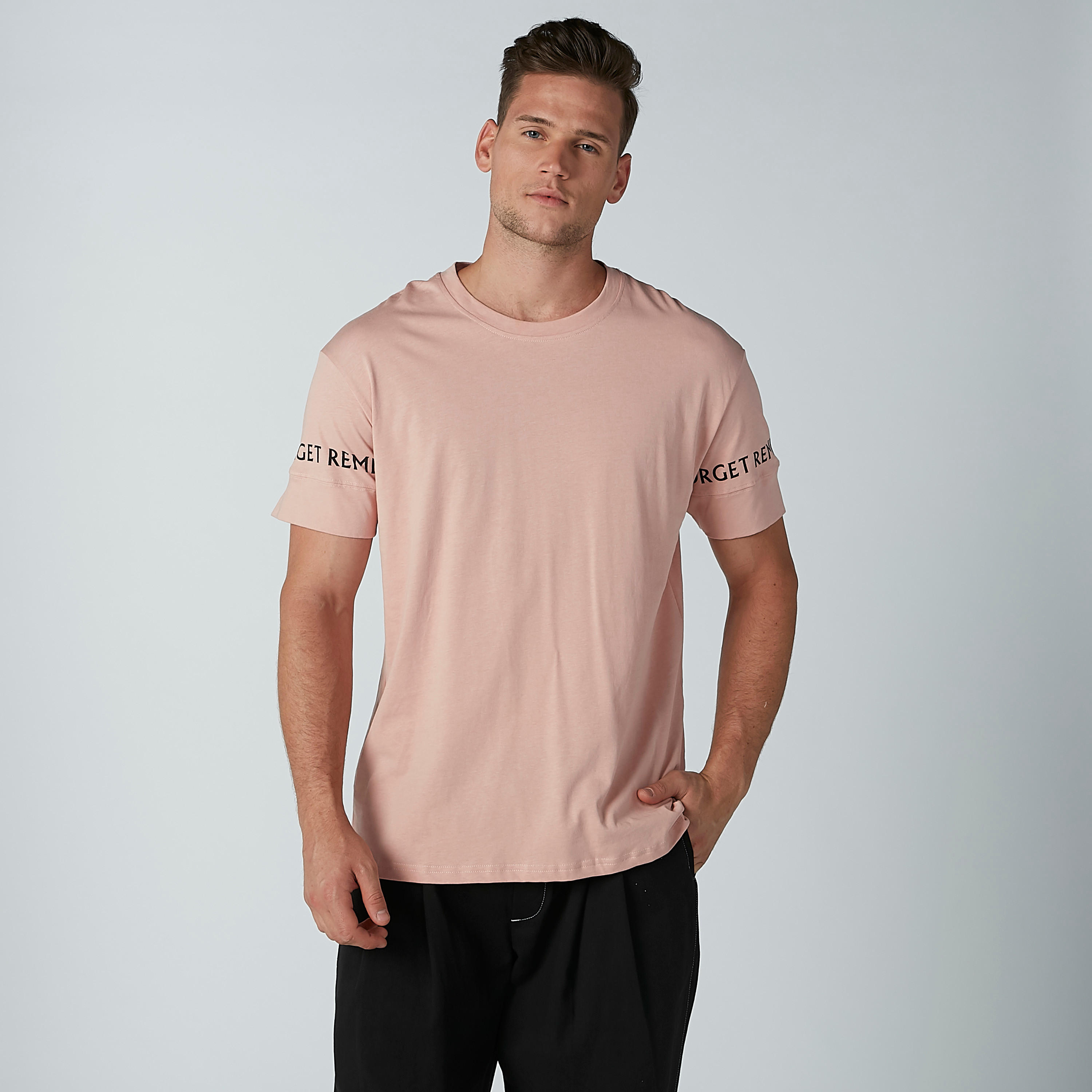تيشيرت بياقة مستديرة وأكمام قصيرة وفتحة وطبعات-men-clothing-tshirtsandpolos-tshirts-image-2