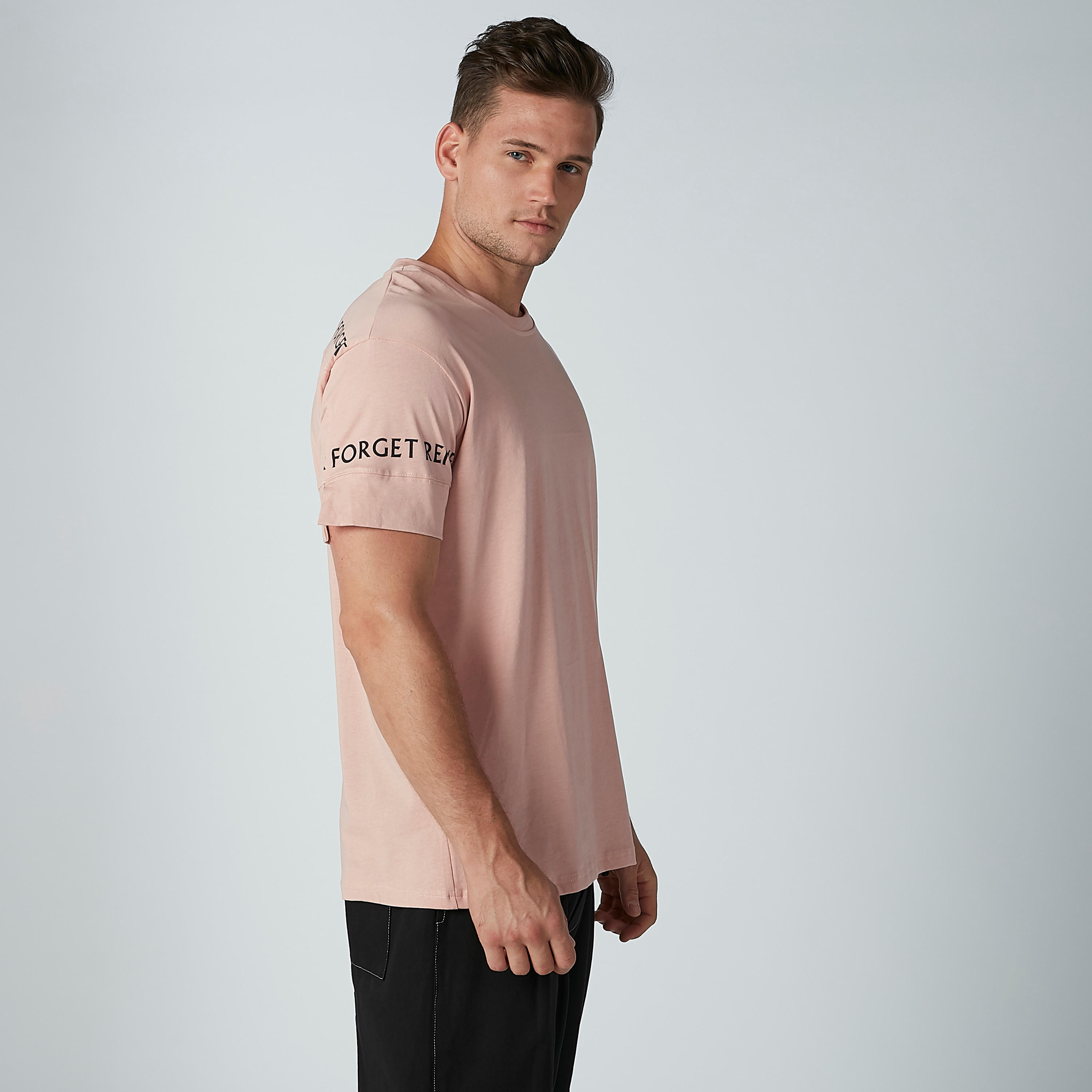 تيشيرت بياقة مستديرة وأكمام قصيرة وفتحة وطبعات-men-clothing-tshirtsandpolos-tshirts-image-4