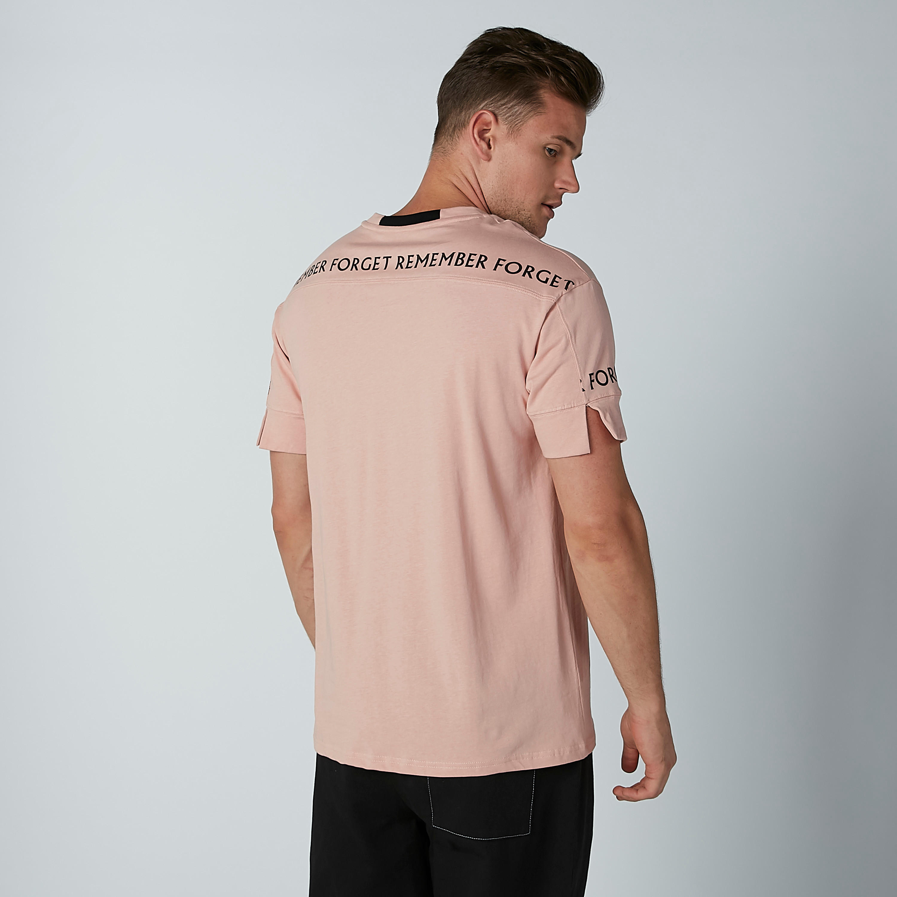تيشيرت بياقة مستديرة وأكمام قصيرة وفتحة وطبعات-men-clothing-tshirtsandpolos-tshirts-image-5